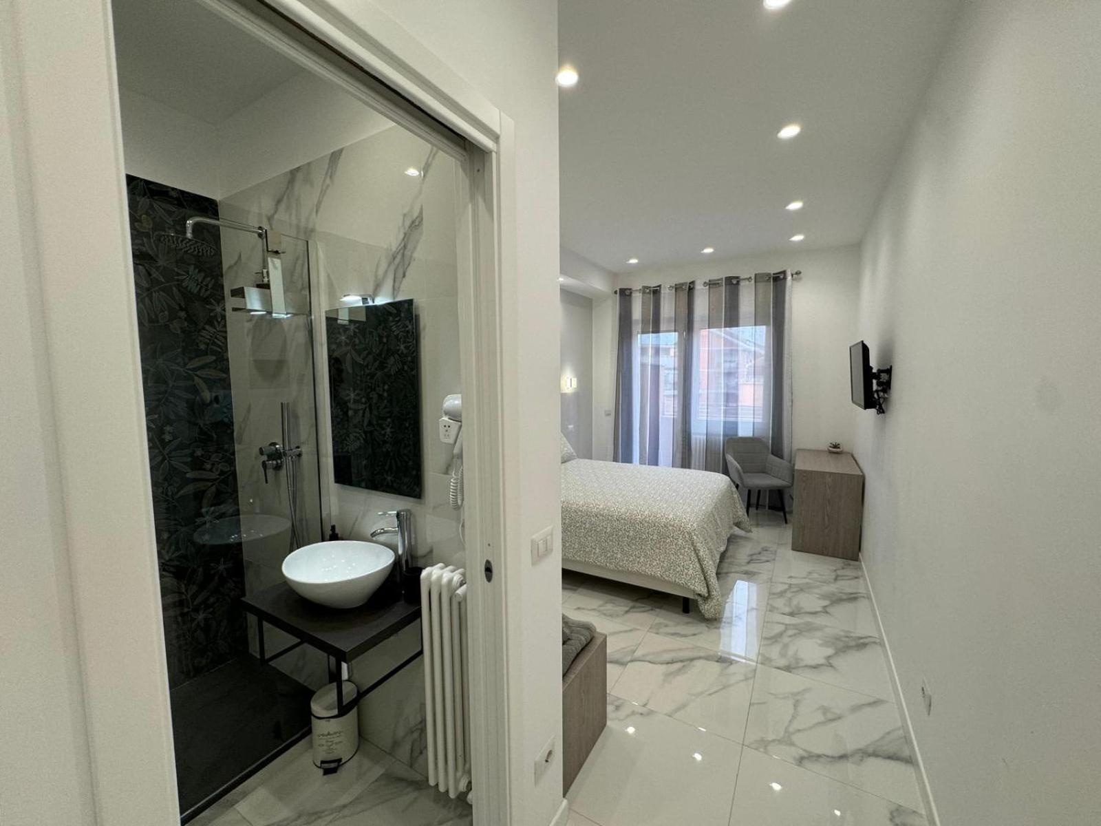 Alba White Rom
