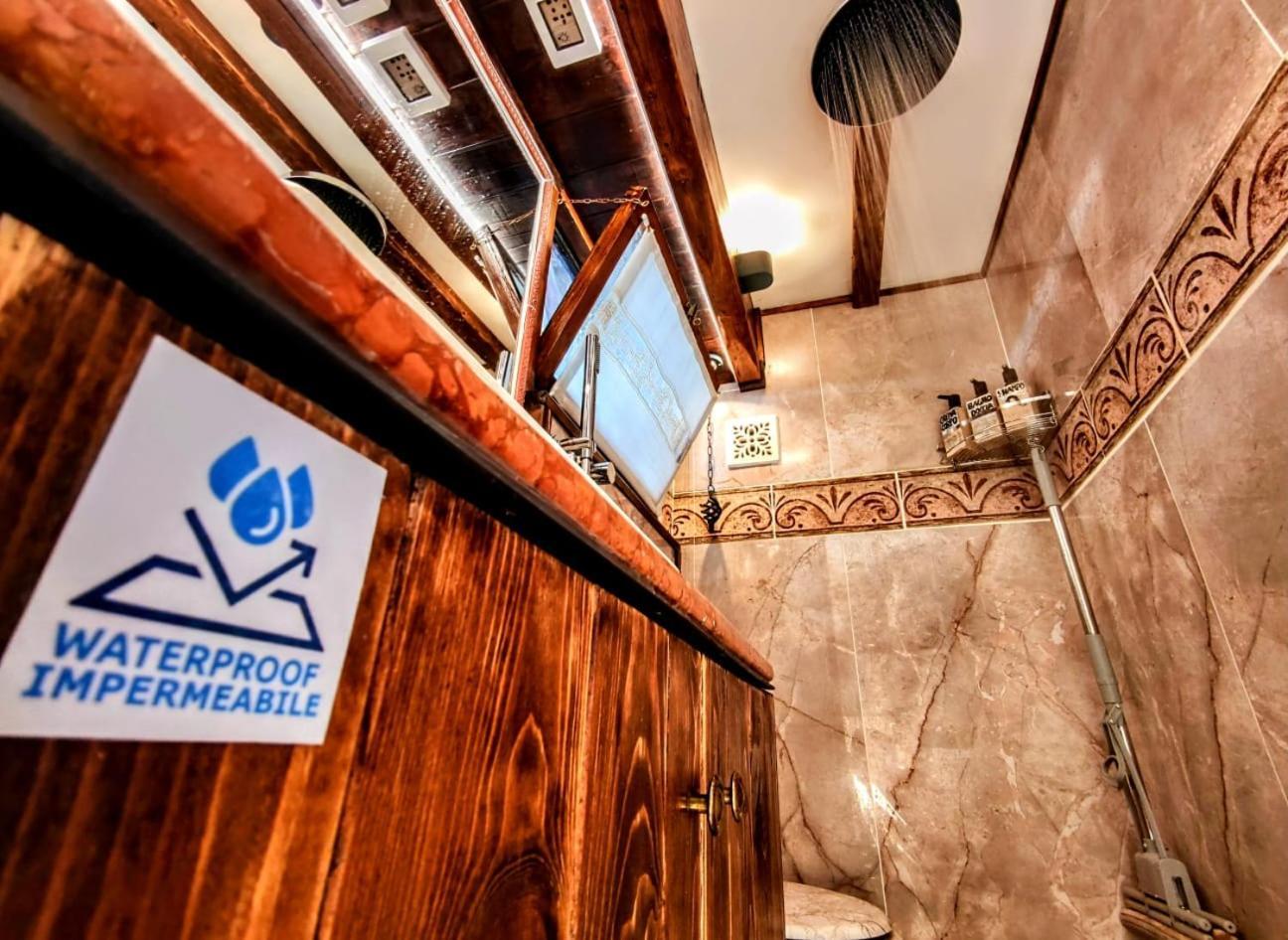 Appartamento Domus Corneliae - Romantico Attico & Jacuzzi - Metro A Cornelia Roma