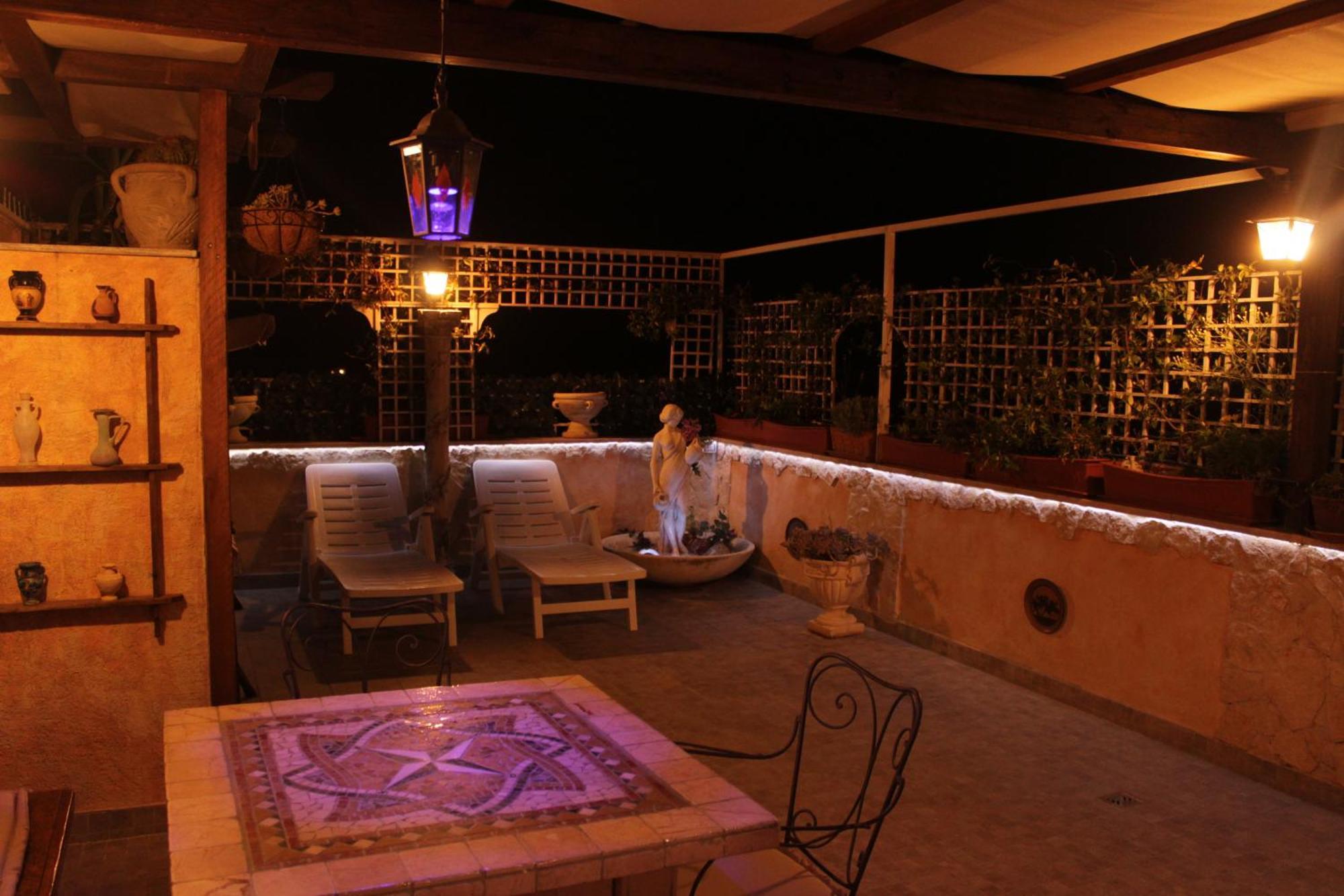 Appartamento Domus Corneliae - Romantico Attico & Jacuzzi - Metro A Cornelia