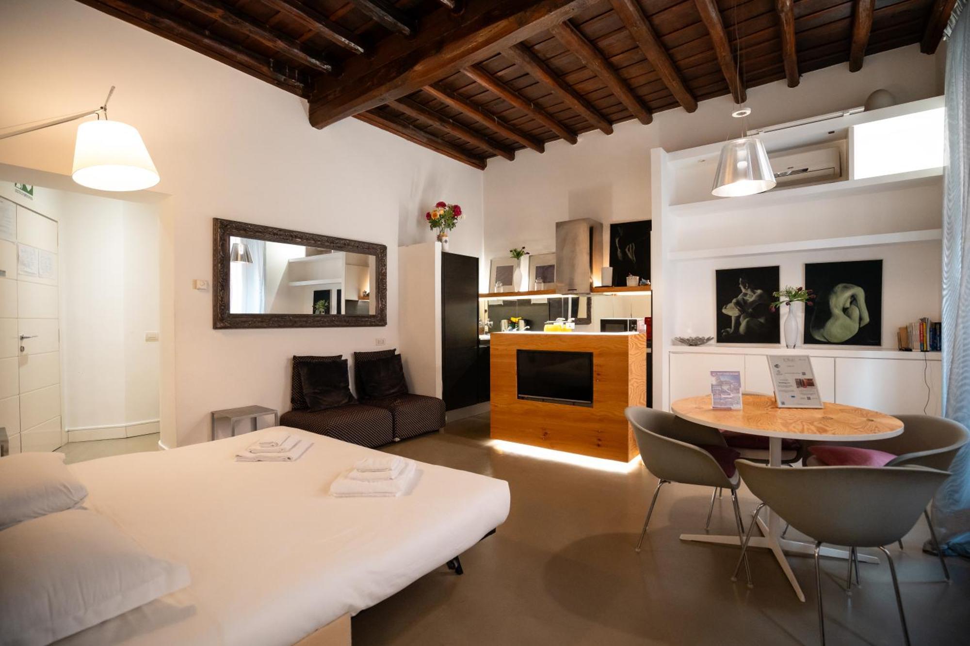 Silver Spanish's Steps Apartment Rom