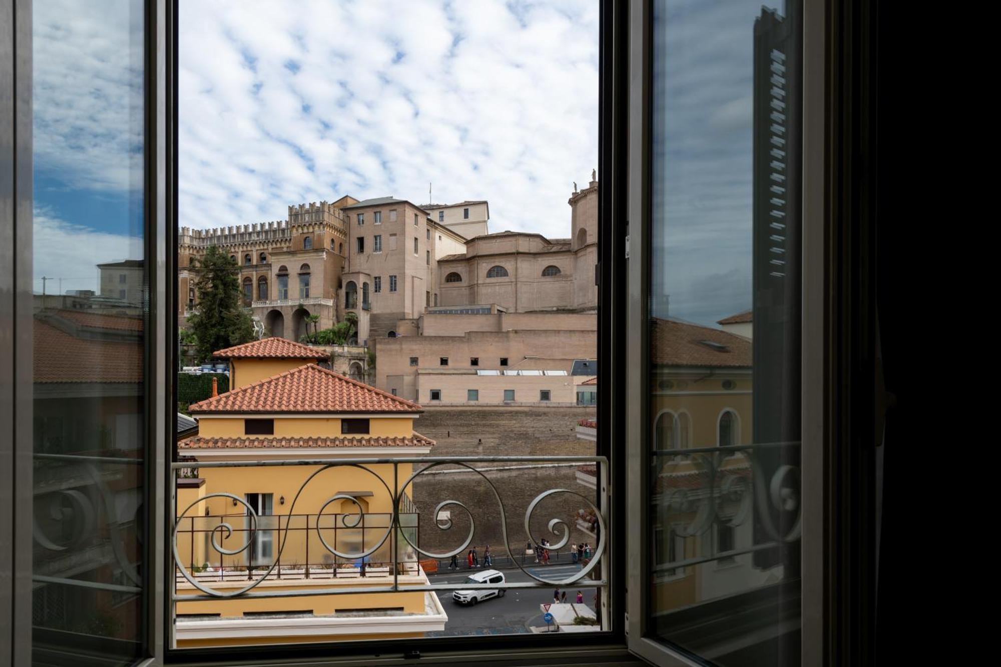 Acomodação com café da manhã  Sistine Chapel View Check-in From 3 Pm To 10 Pm *