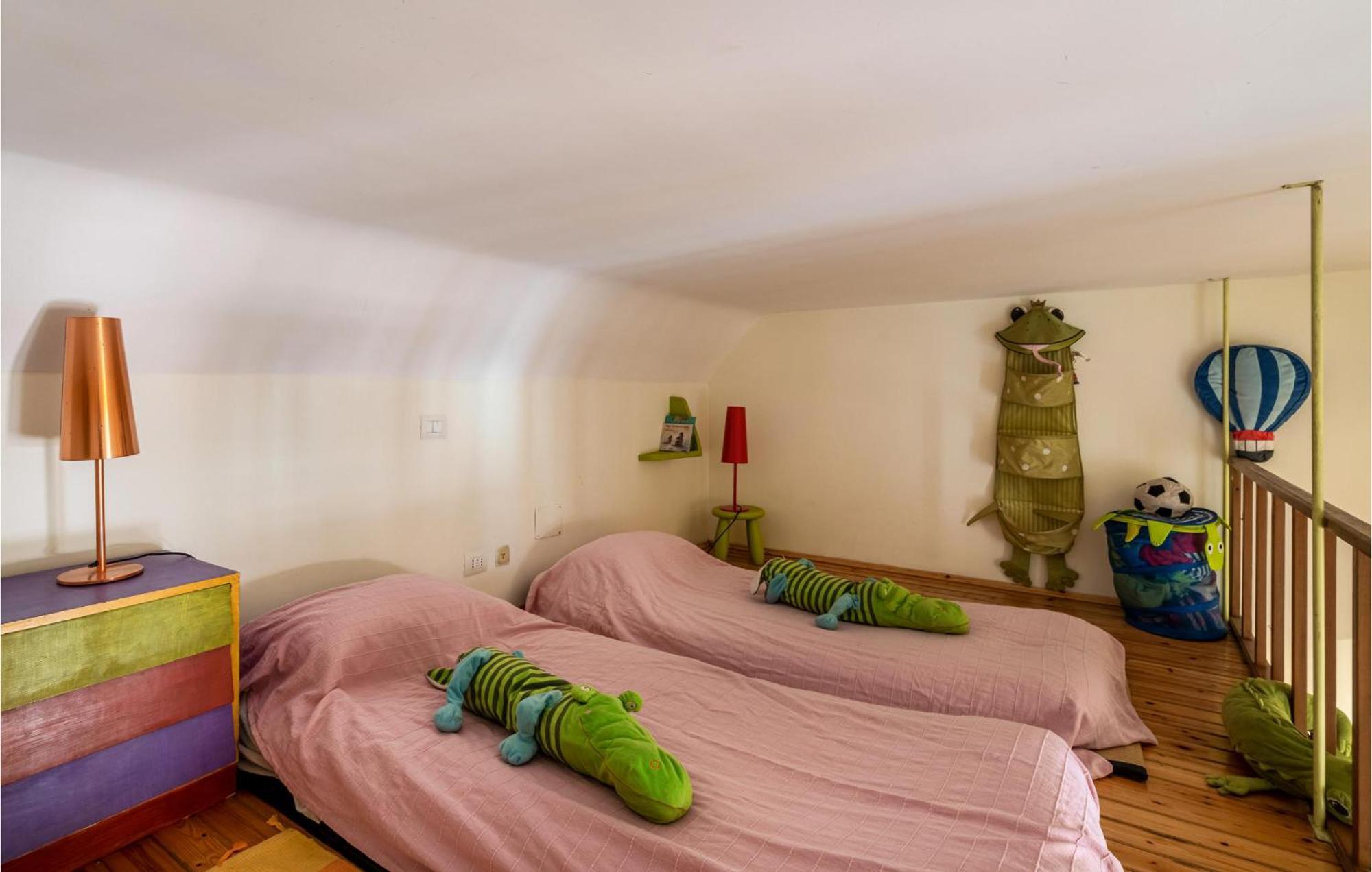 Apartamento Amazing In With Wifi And 2 Bedrooms Roma