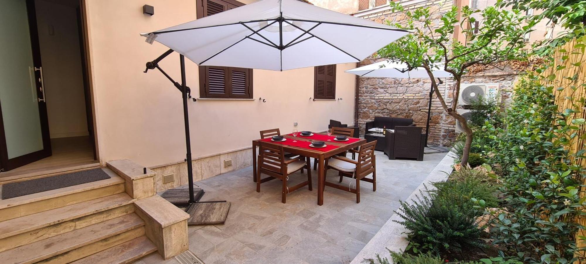 Appartamento Trastevere Incantevole Con Patio Esterno Privato