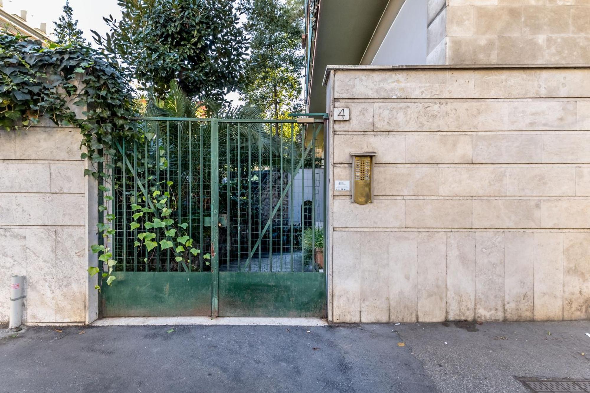 Borghese - Futuristic * Roma