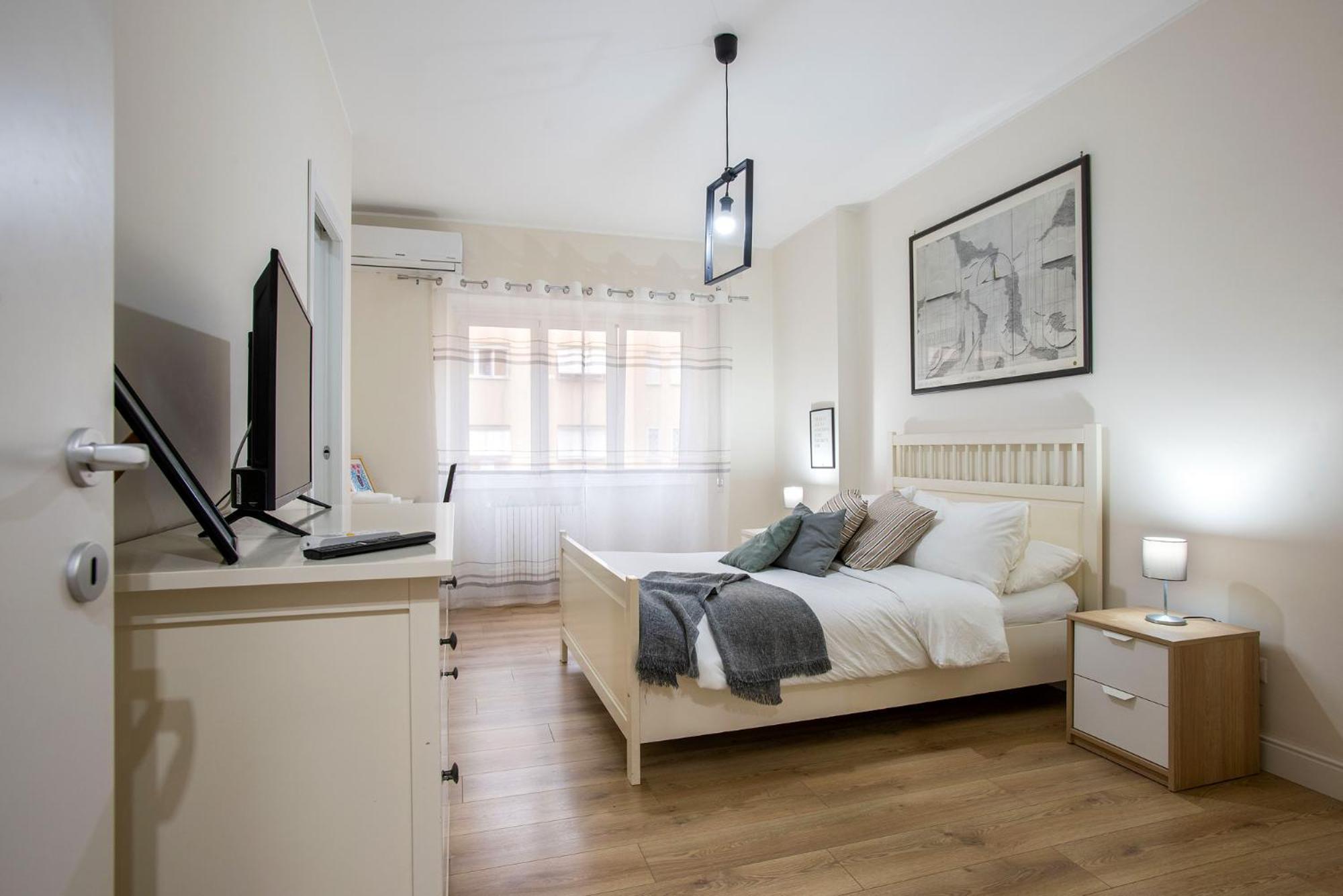 Moderno Tuscolana 2 Bdr And Living Metro A Roma