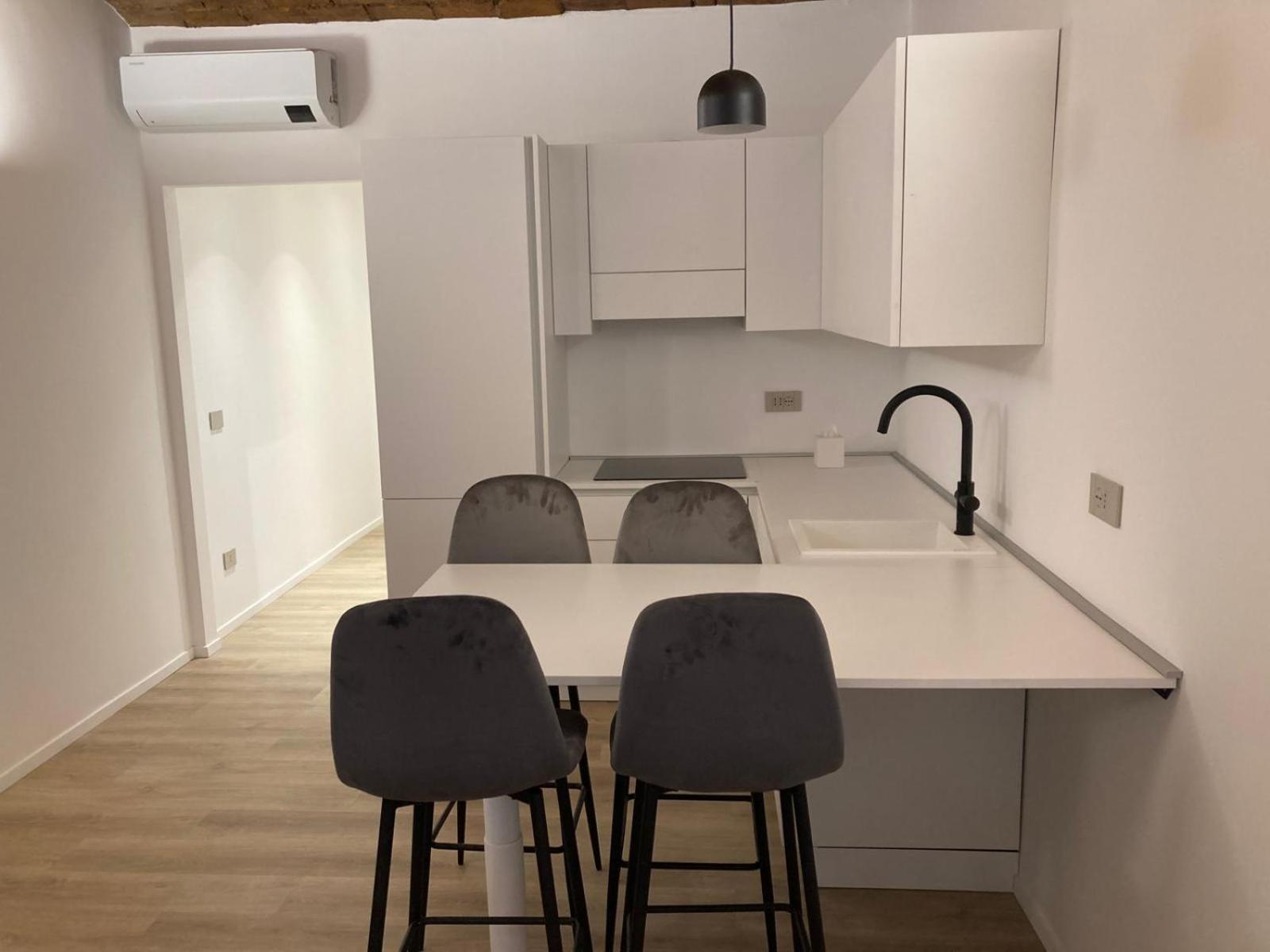 Apartamento Manzoni Bilocale Con Doppi Servizi Piano Terra *