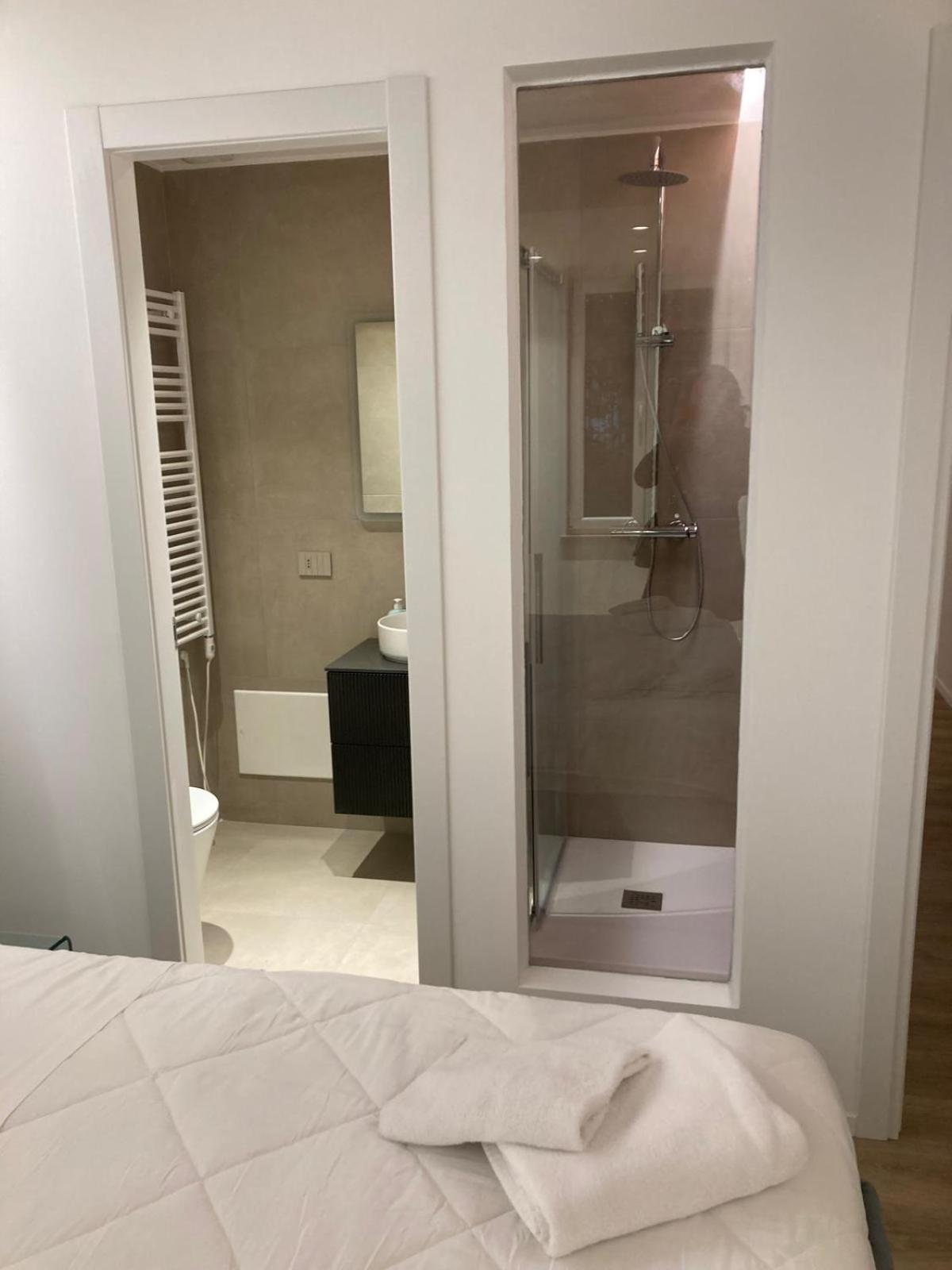 Manzoni Bilocale Con Doppi Servizi Piano Terra Apartamento Roma