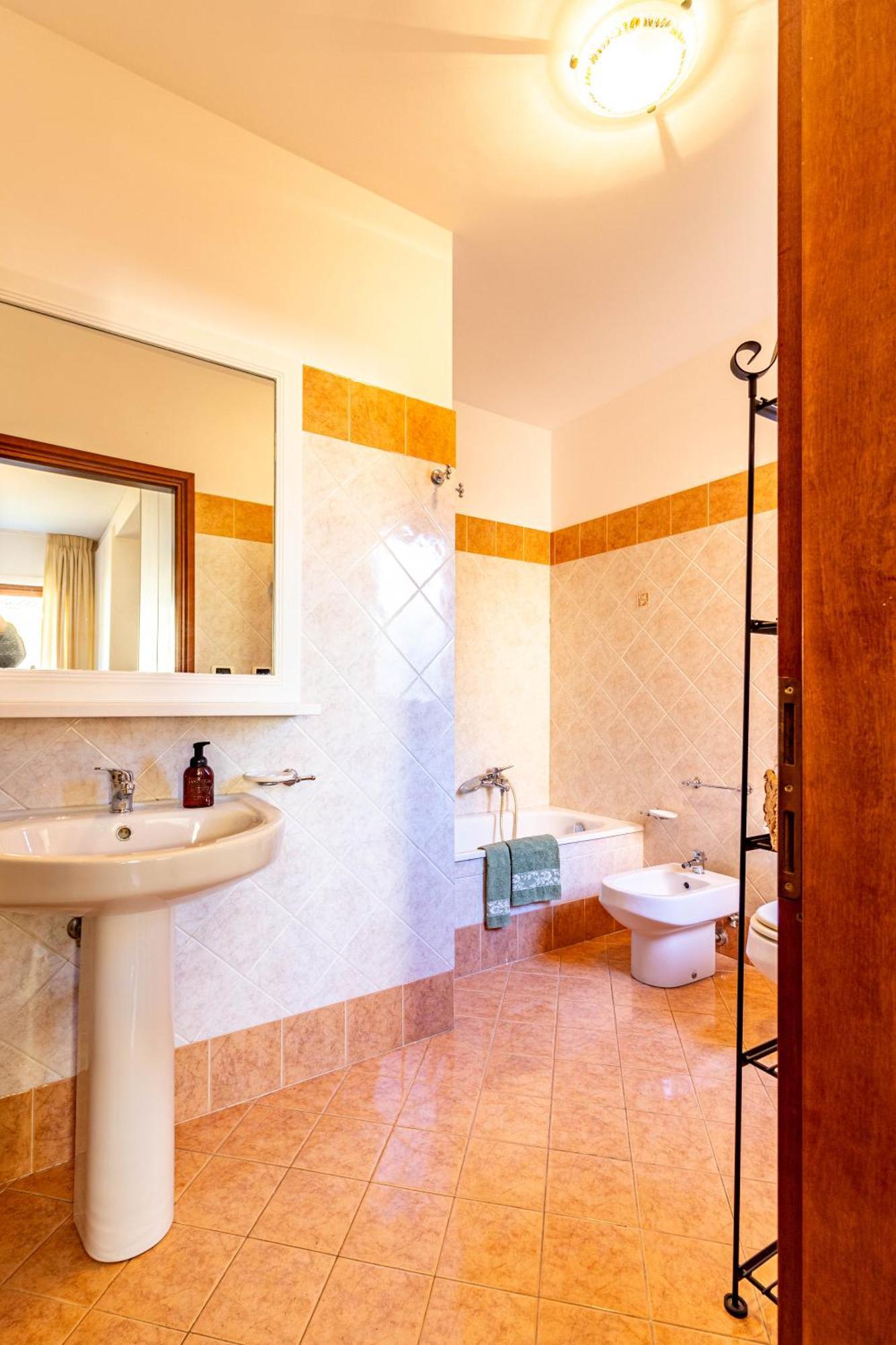 - Essential Roma