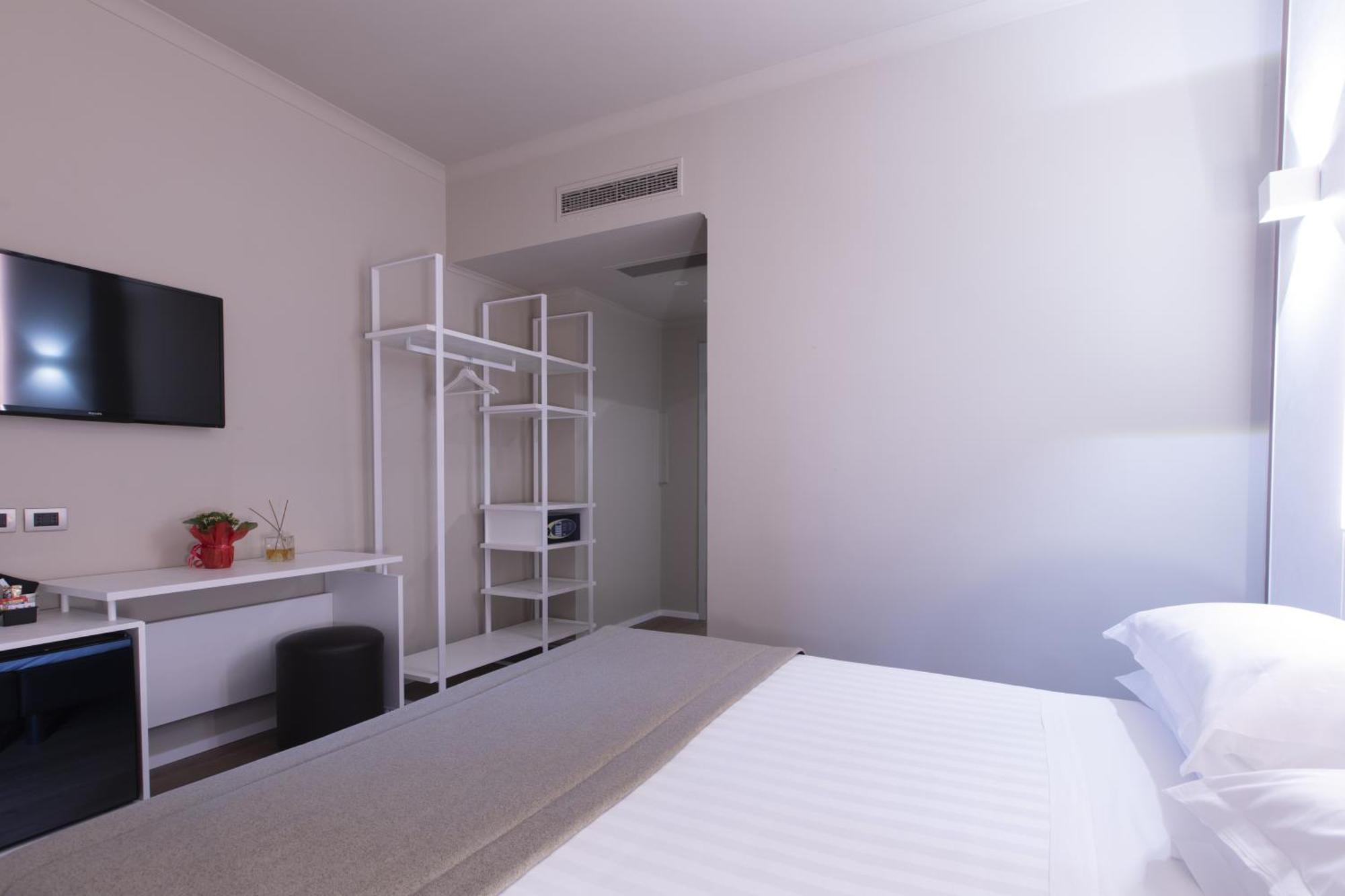 Smooth West Hotel