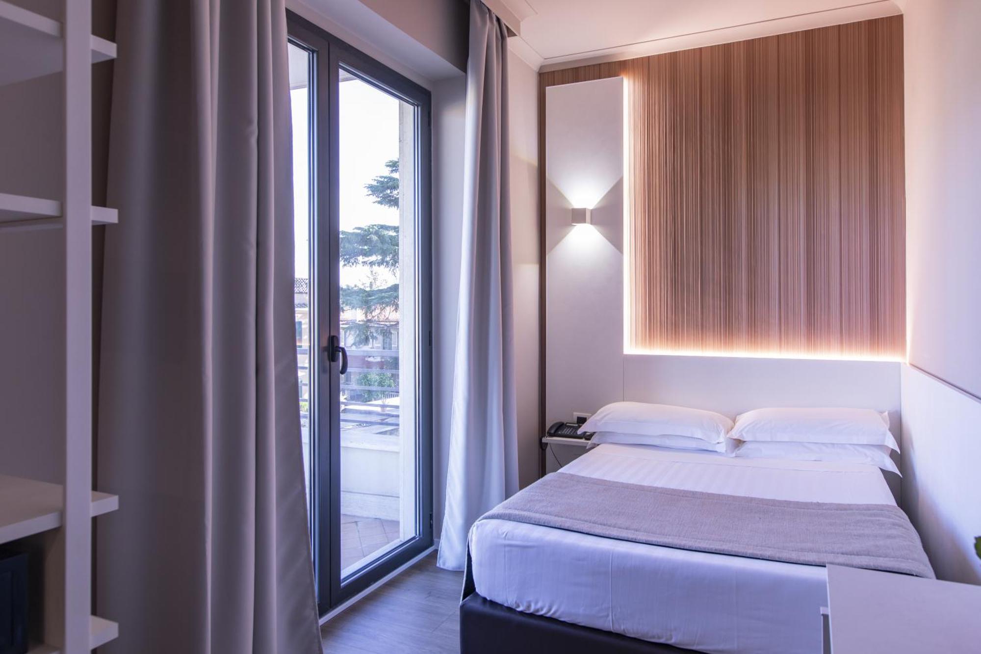 Smooth West Hotel 4*