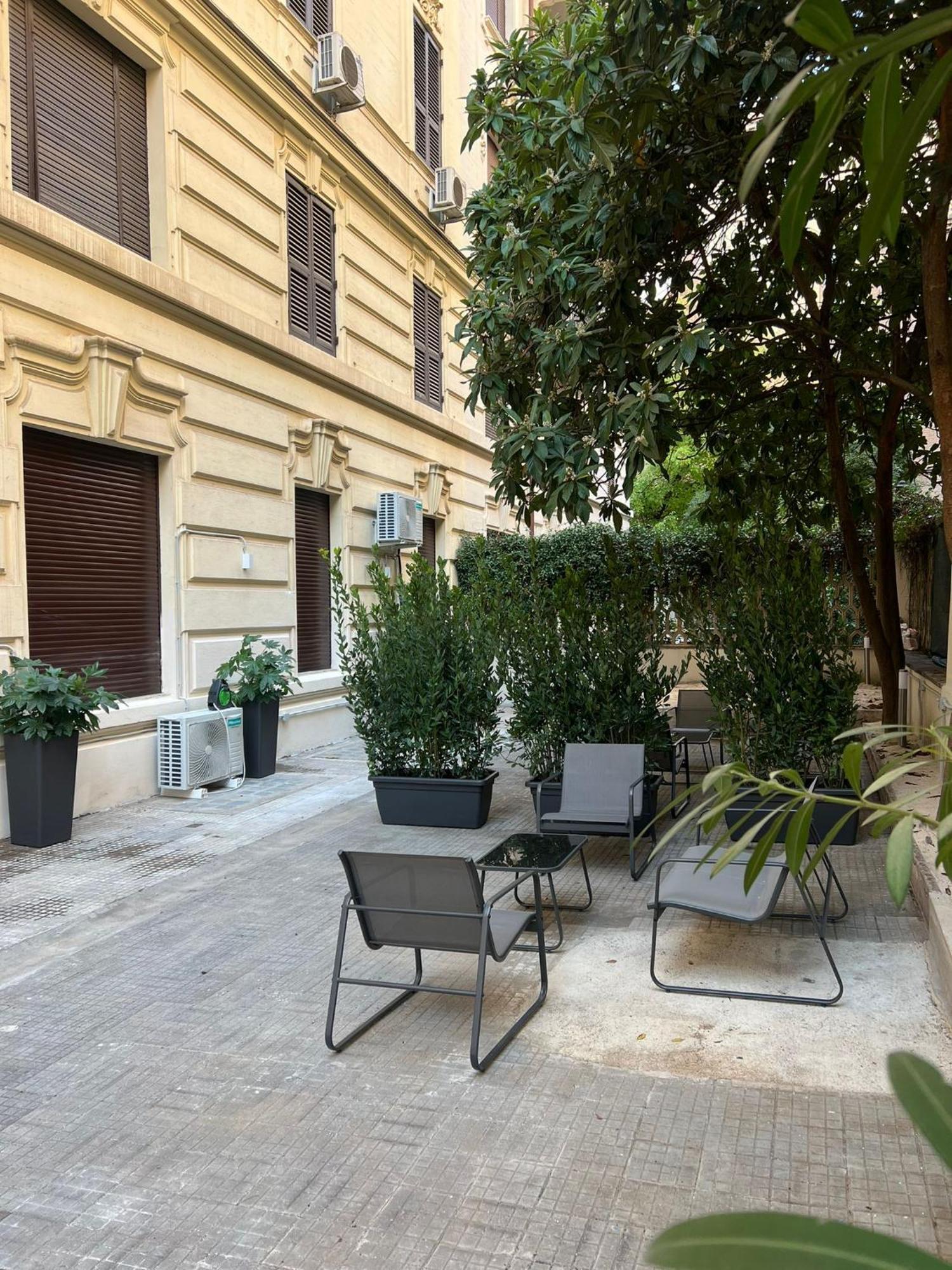 Appartamento C2 Class Apartment, 2 Da Letto Con Giardino In Zona Via Veneto Distante 15 Minuti A Piedi Da Fontana Di Trevi *