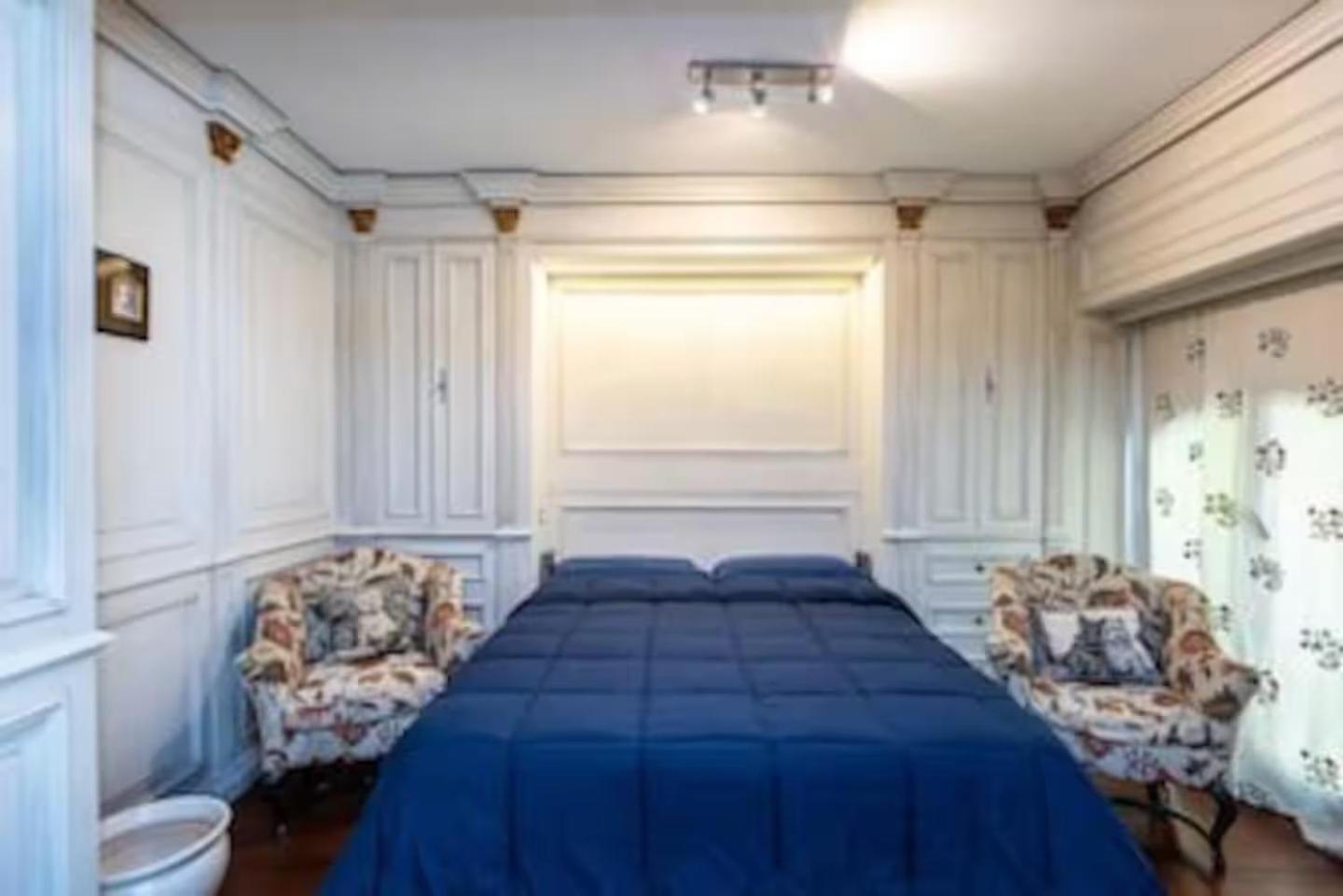 Holiday home Luxury House With Private Garden