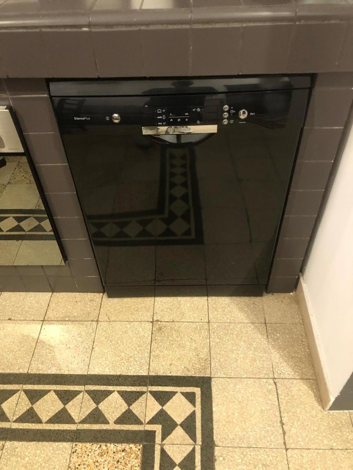 Jef Vaticano, Apartamento *