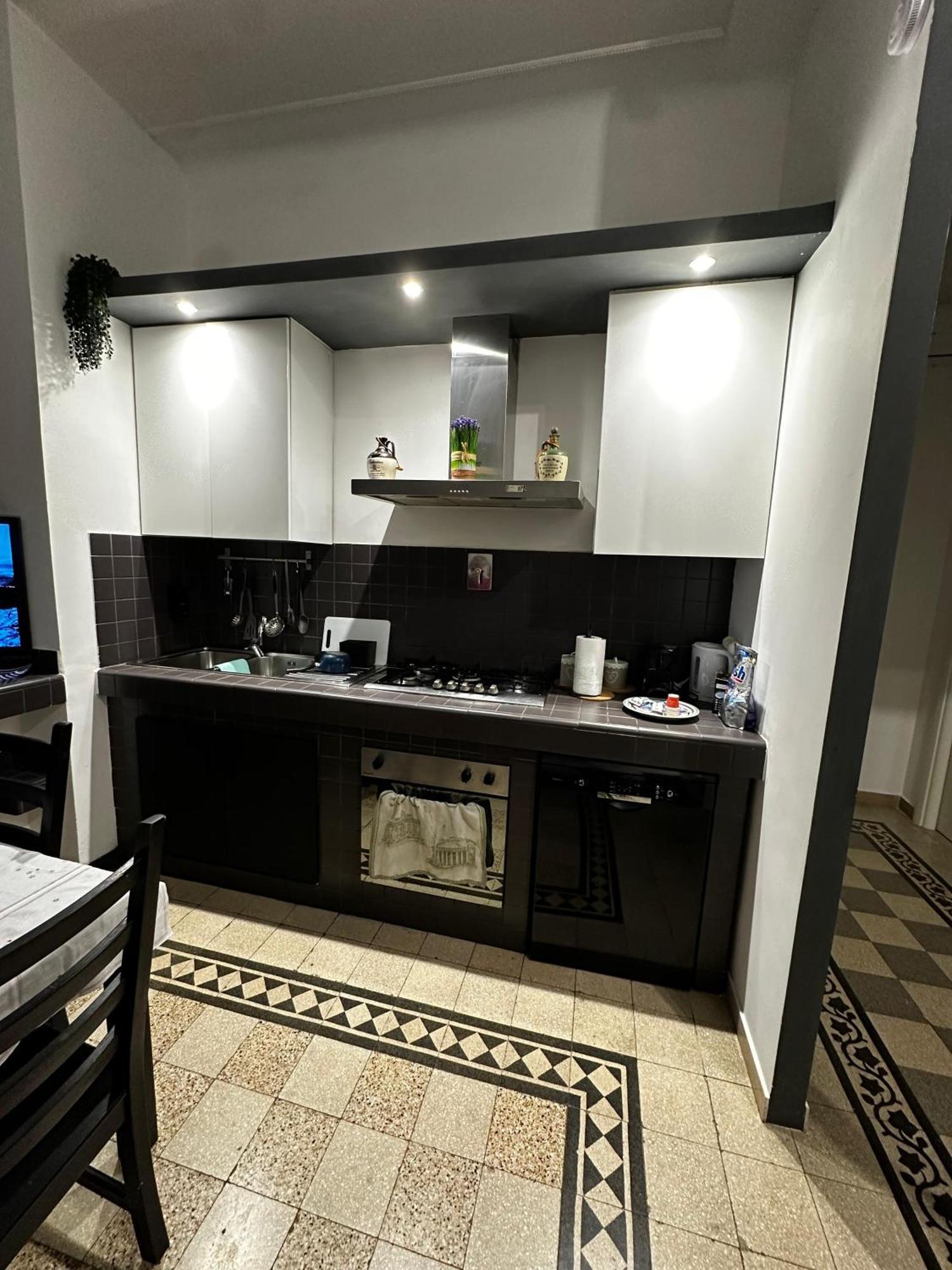 Jef Vaticano, Apartamento *