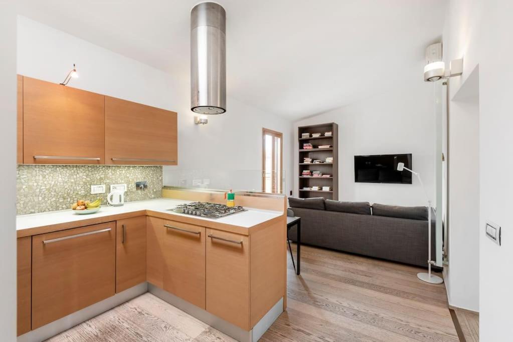 Modern Colosseum Flat Roma