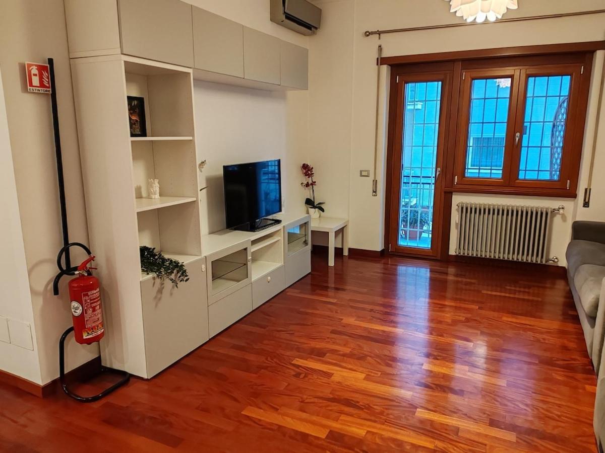 For 8 People Near Metro Train Bus Station Tiburtina Roma