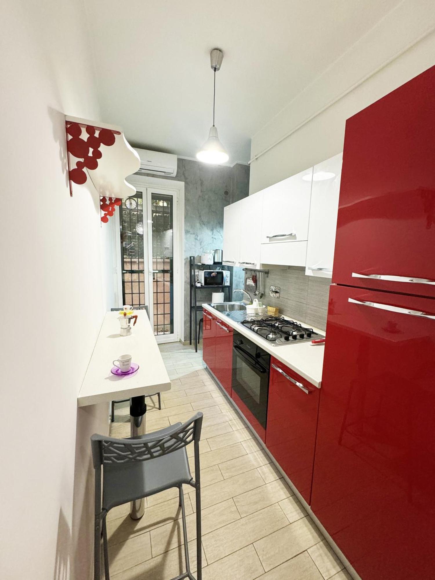 Metro B - Crimson Chic Eleganza Romana Appartamento *