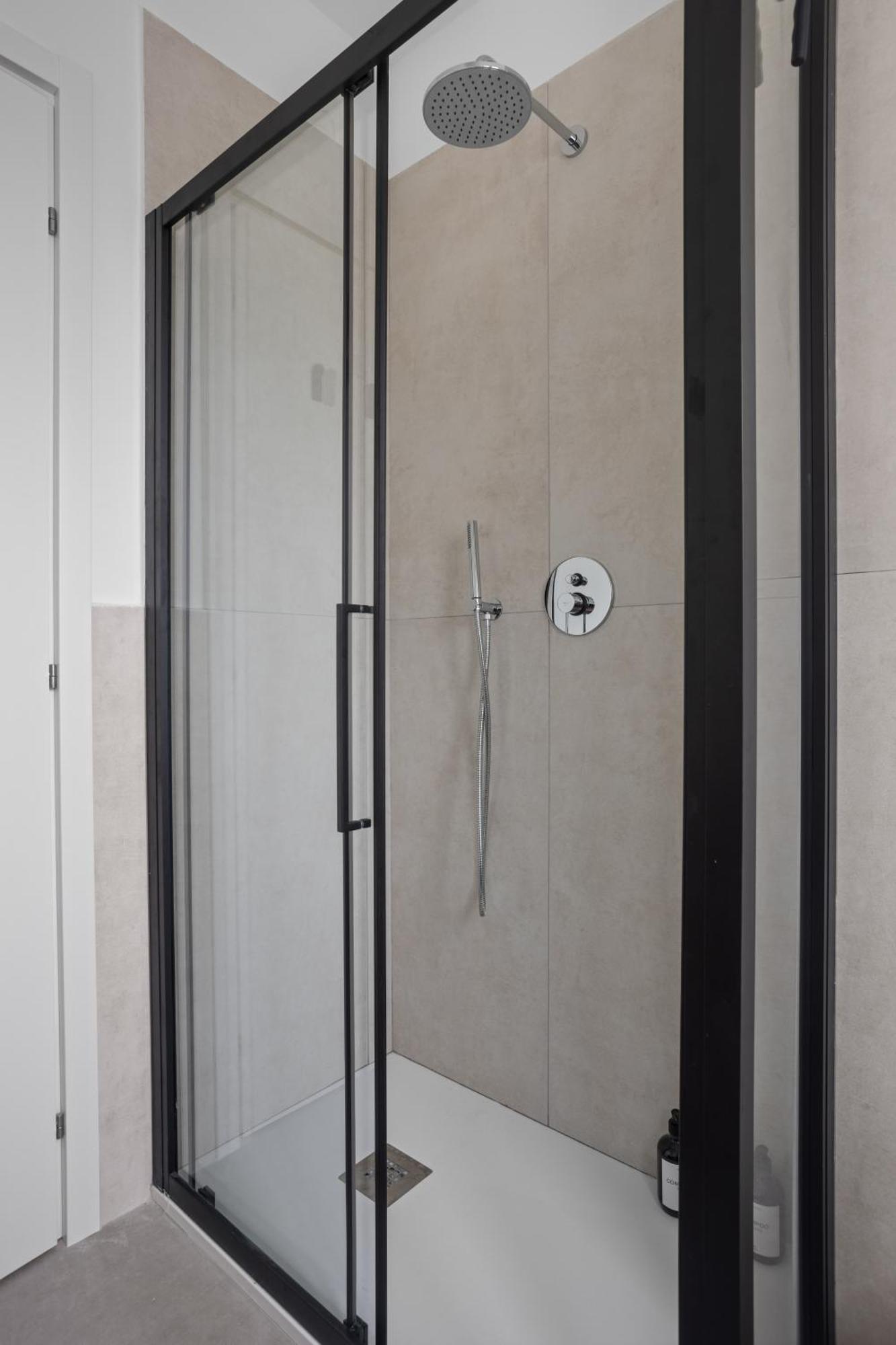 The Poolside House - New 2 Bedroom With Terrace Appartamento Roma