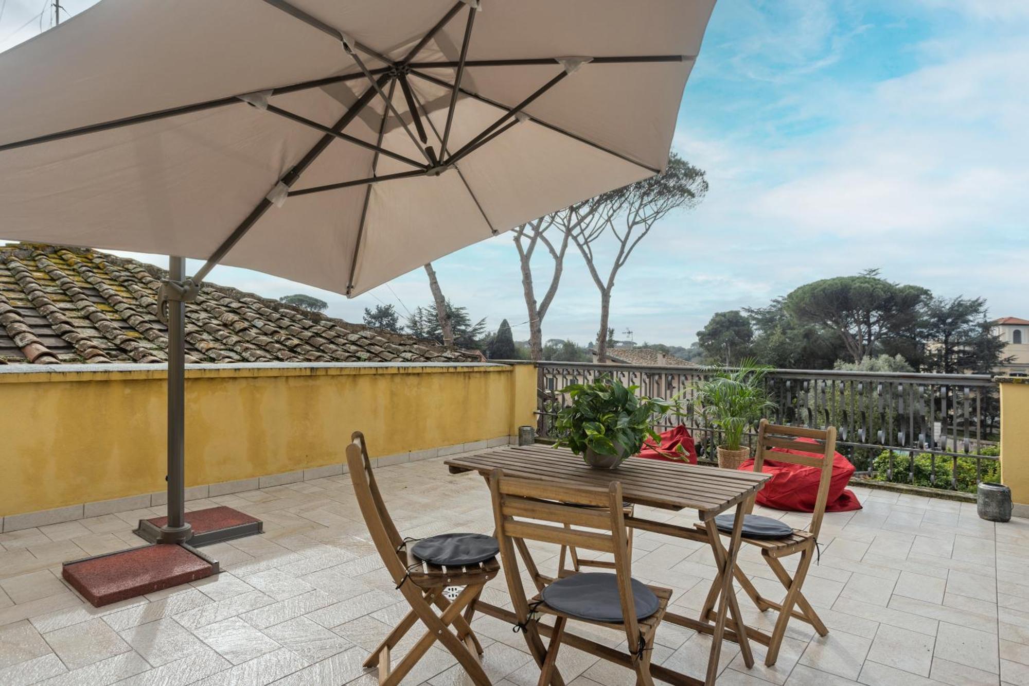 The Poolside House - New 2 Bedroom With Terrace Appartamento Roma