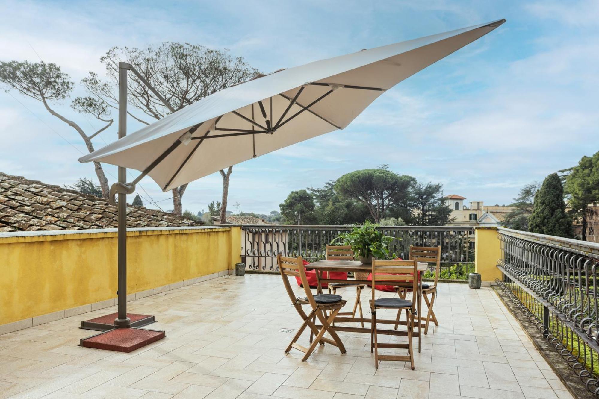 The Poolside House - New 2 Bedroom With Terrace Appartamento