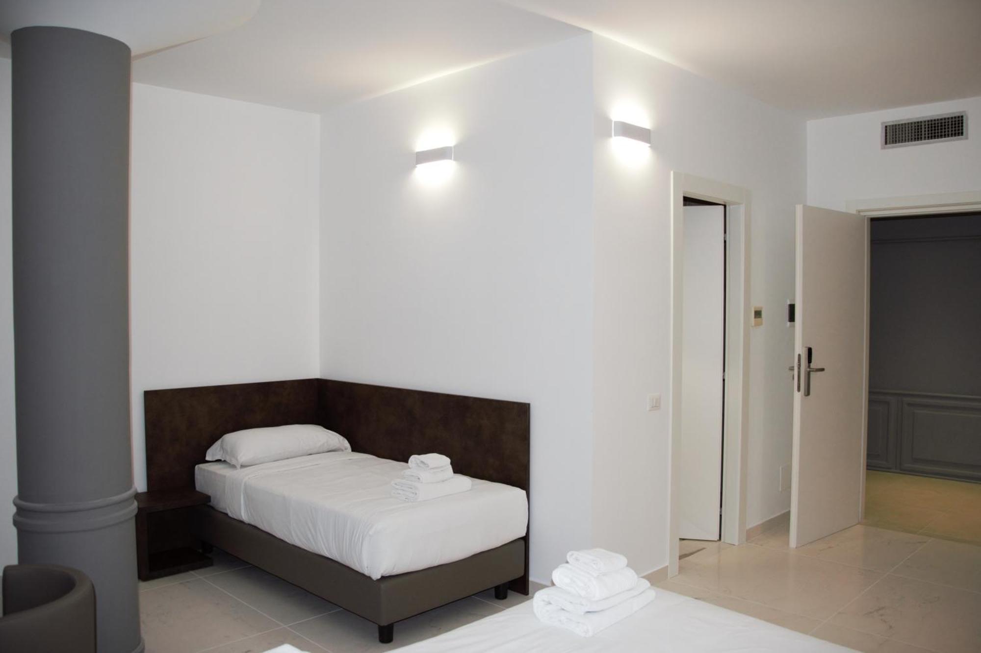 Domus Dea By Trinita * Roma