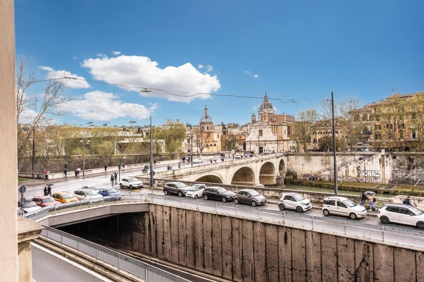 Splendid Flat On The Tiber River