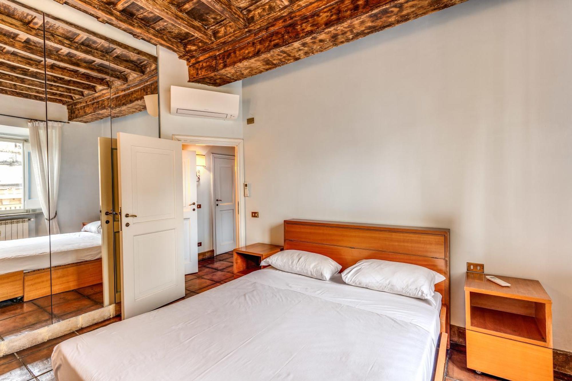 Flat With Lovely Views Near Piazza Navona *