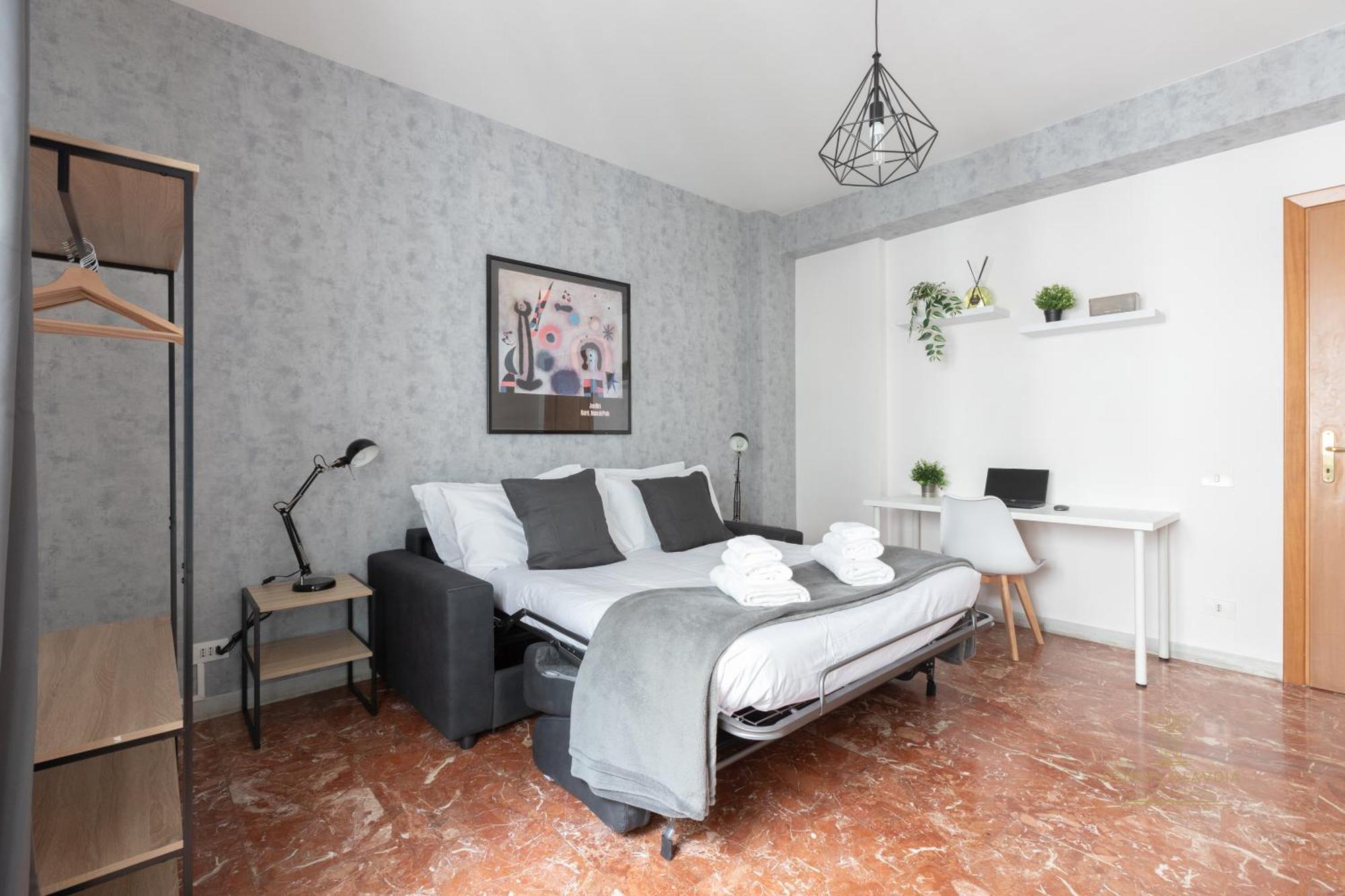 Domvs Clavdia - Metro Station, 8 Min To Center, Roma, 6pax, A-c Appartamento *