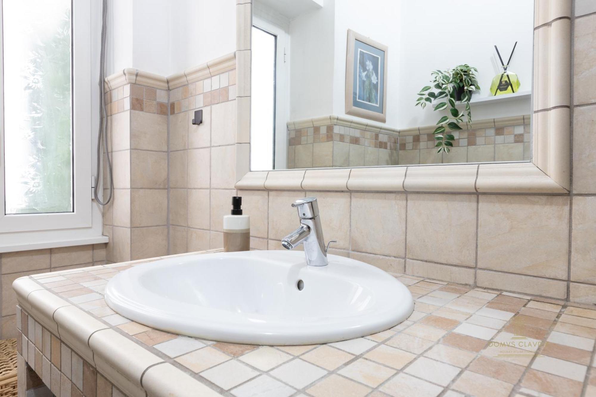 Domvs Clavdia - Metro Station, 8 Min To Center, Roma, 6pax, A-c Appartamento