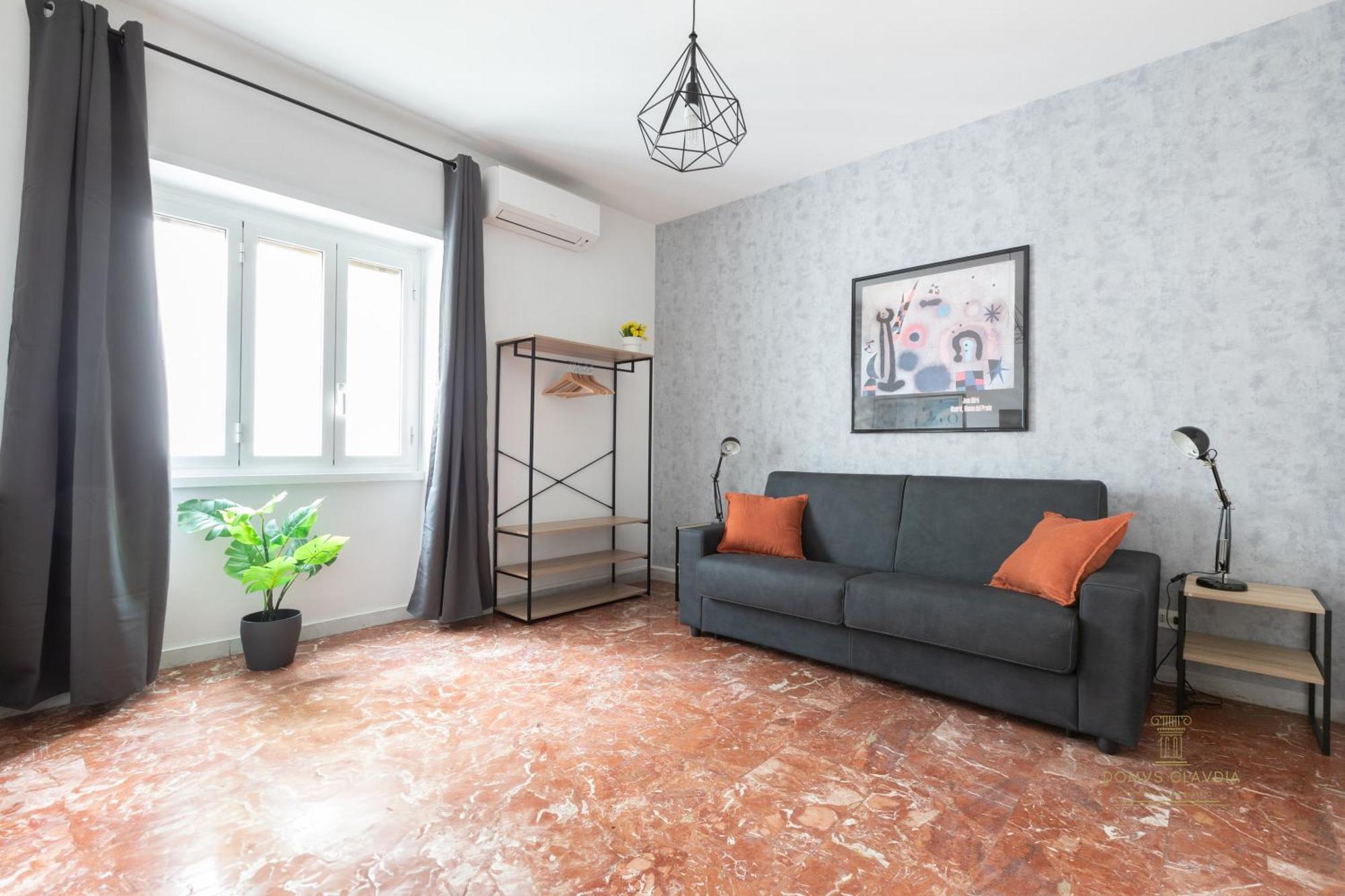 Appartamento Domvs Clavdia - Metro Station, 8 Min To Center, Roma, 6pax, A-c Roma