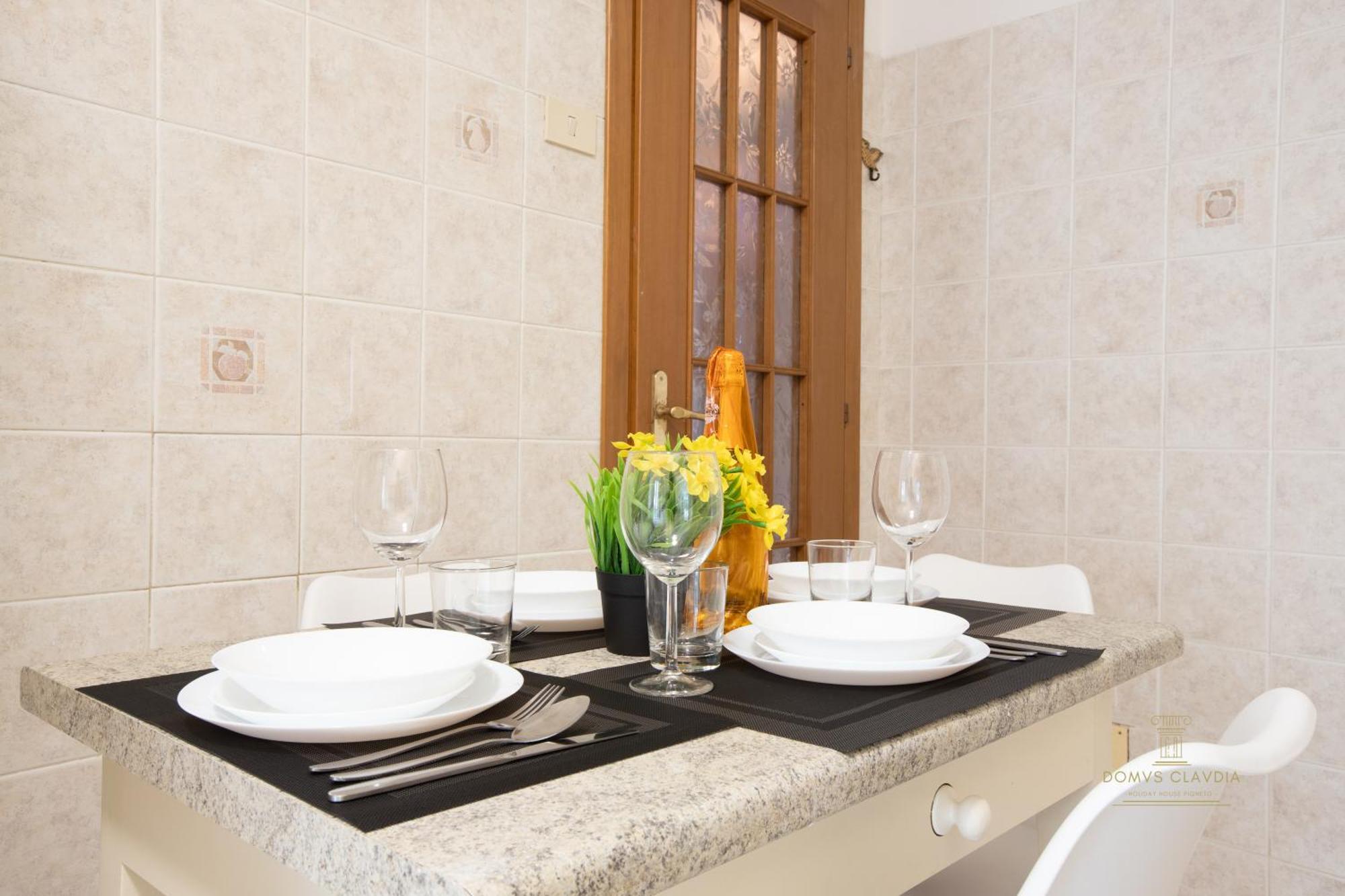 Domvs Clavdia - Metro Station, 8 Min To Center, Roma, 6pax, A-c Appartamento