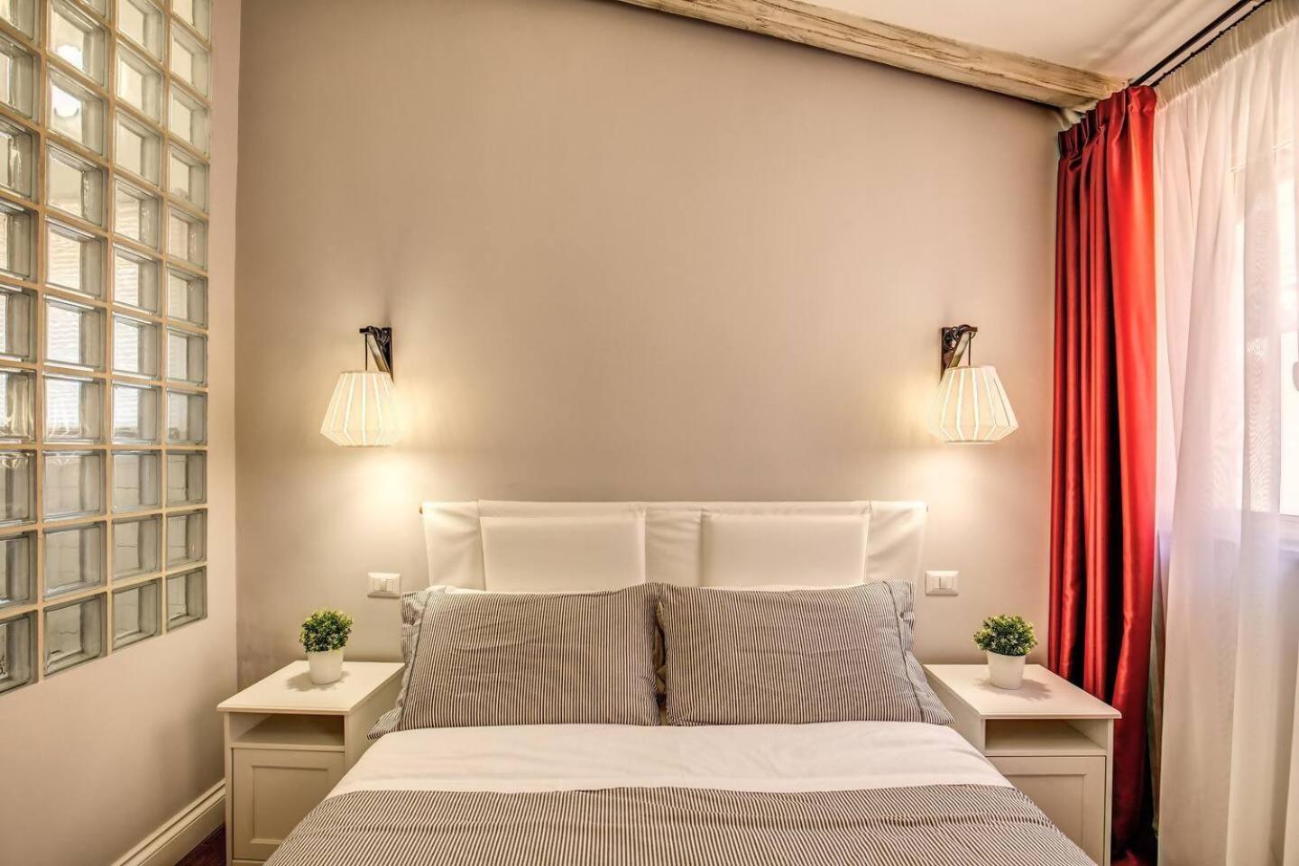 Attic With Terrace By Trevi Fountain *