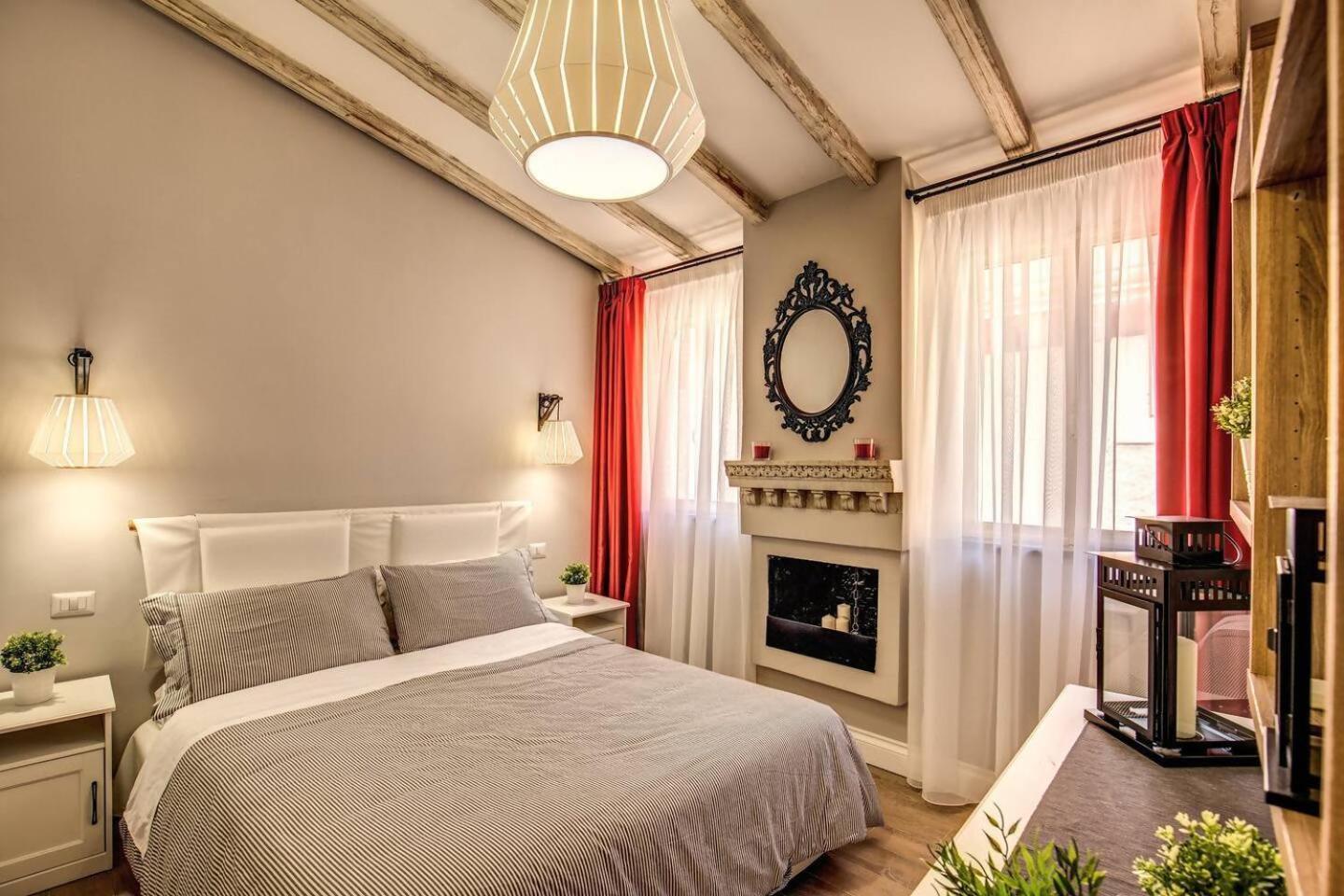 Attic With Terrace By Trevi Fountain *