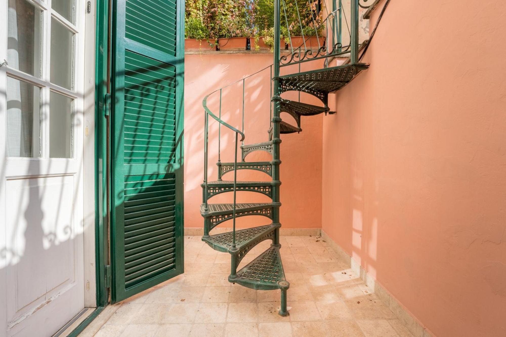 The British Corner, Cozy Loft With Garden 10 Min From Center Roma