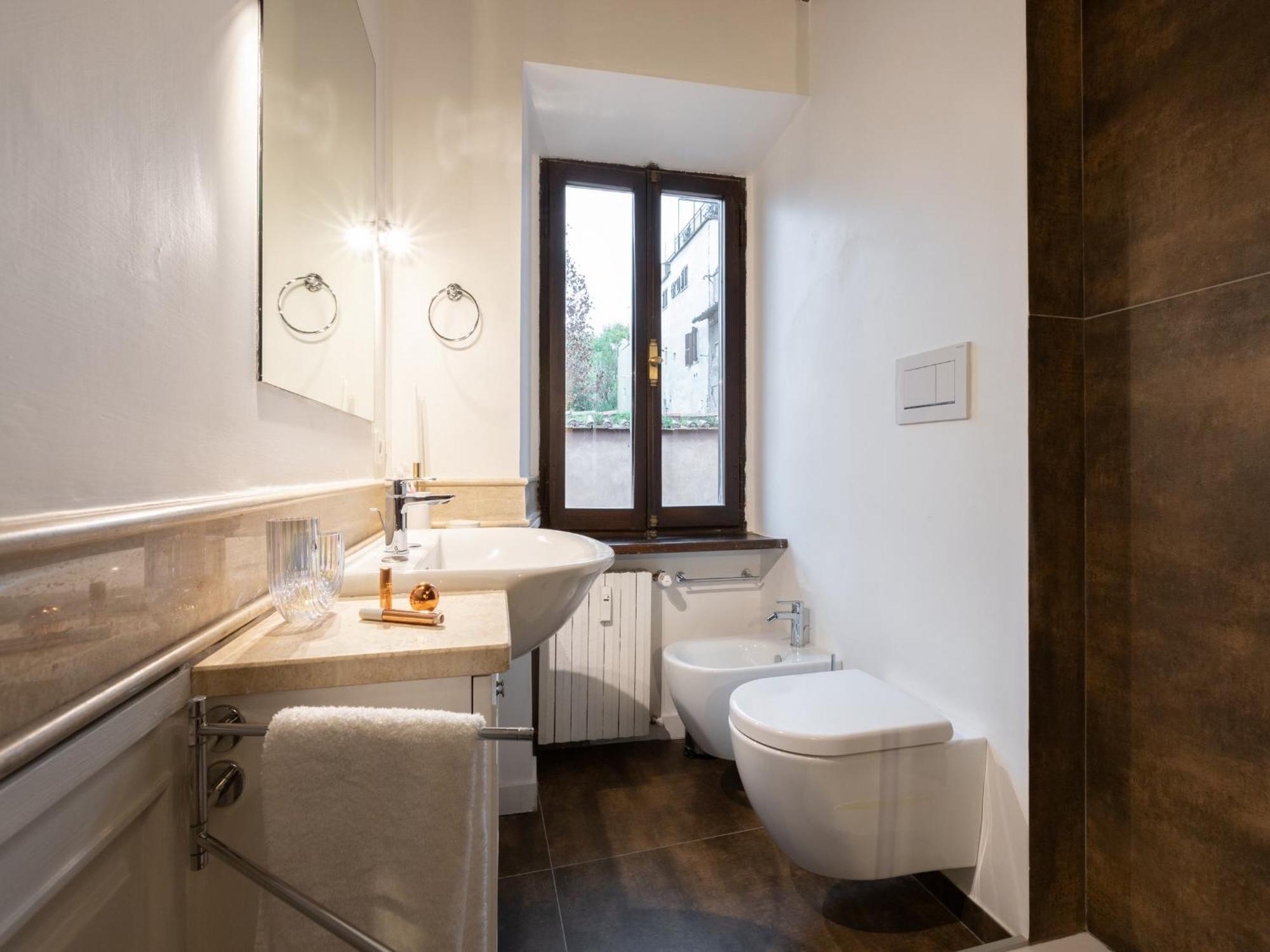The Rent - Stylish In Trastevere District Apartment