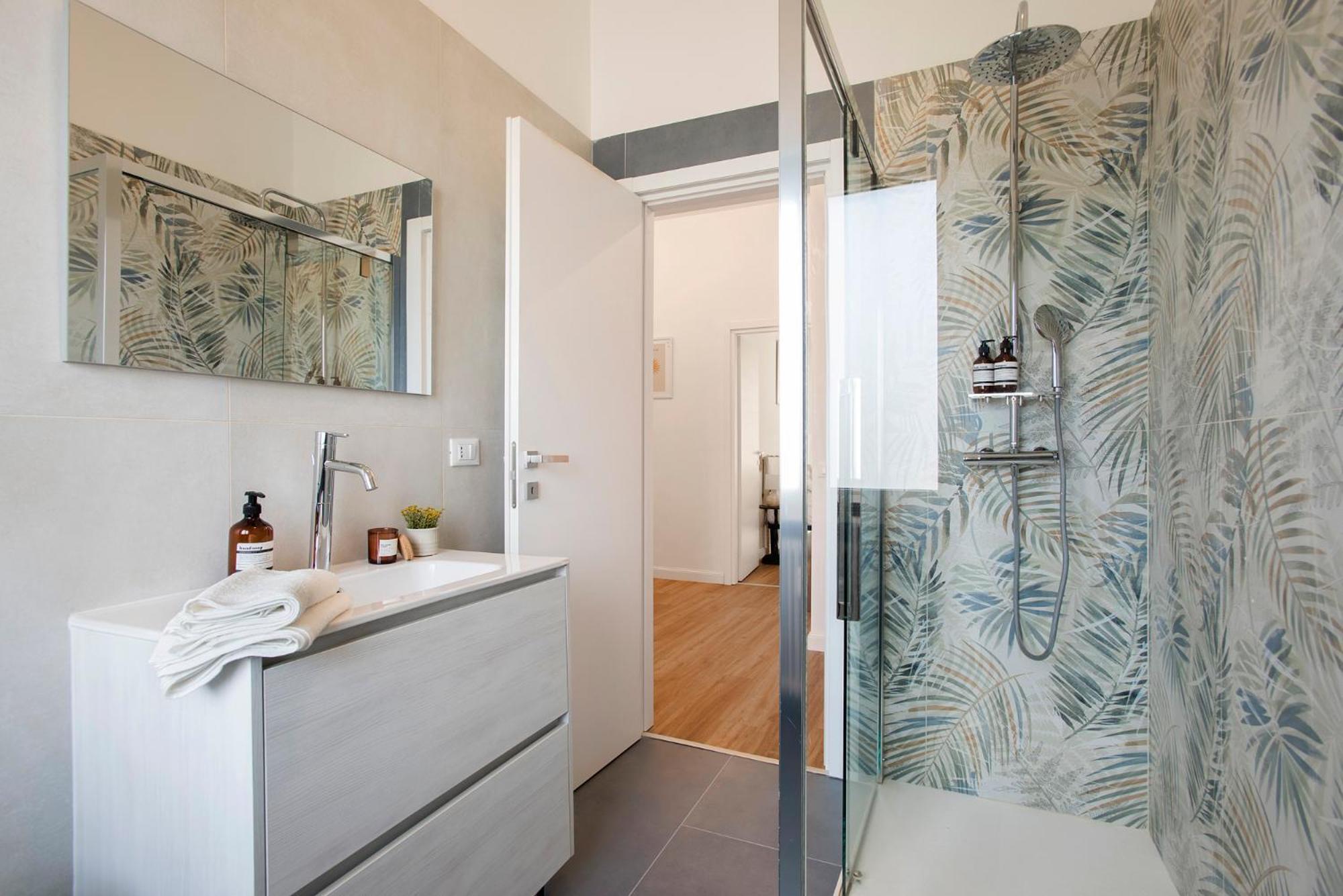 Sunny New Renovated With Balcony Metro A