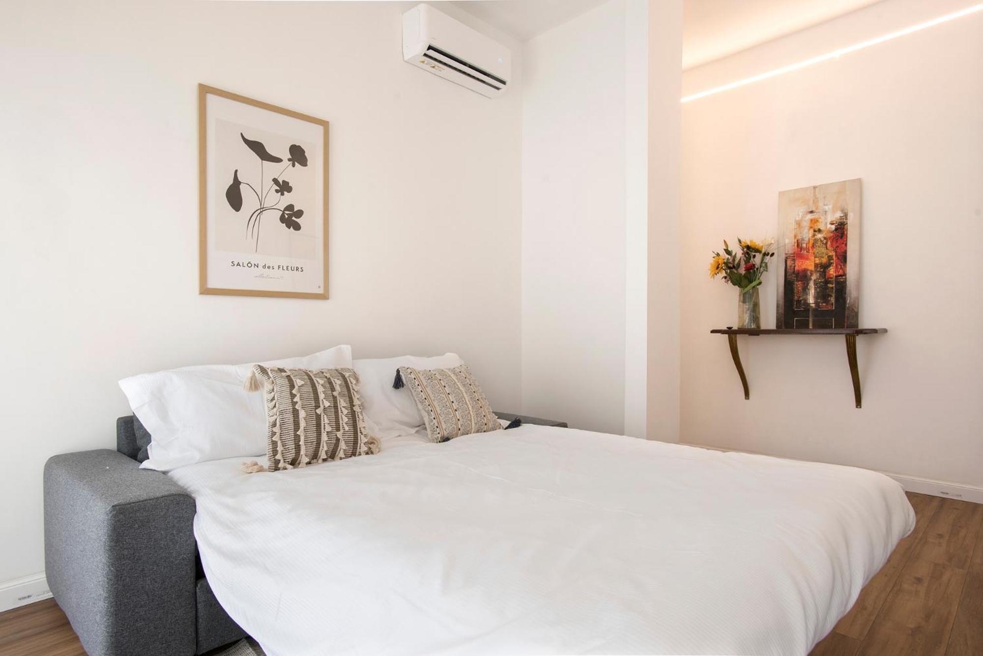 Sunny New Renovated With Balcony Metro A *
