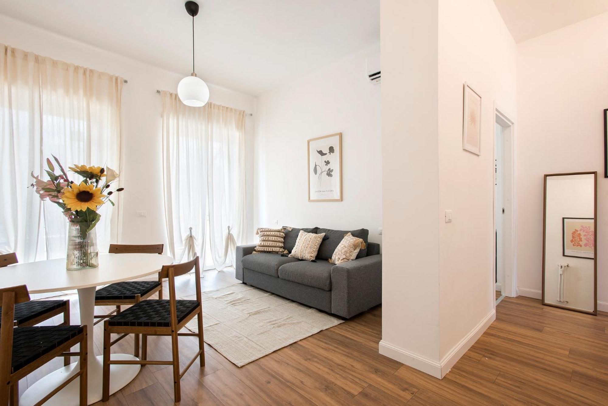 Sunny New Renovated With Balcony Metro A *