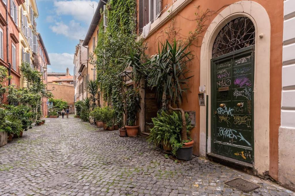 Vicolo Leopardo Trastevere * Roma