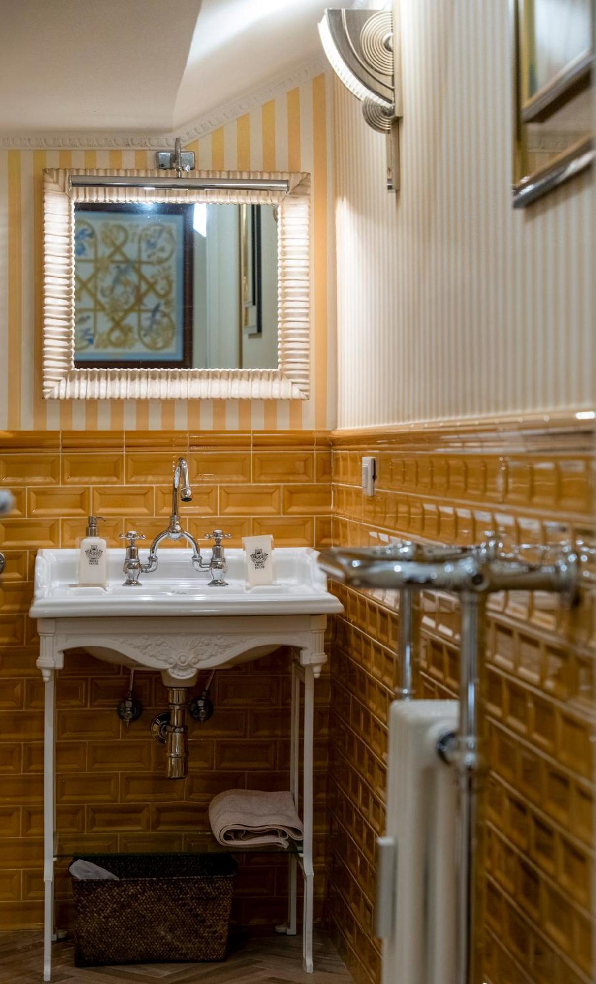 Affittacamere Regal House Capucci 6 Roma