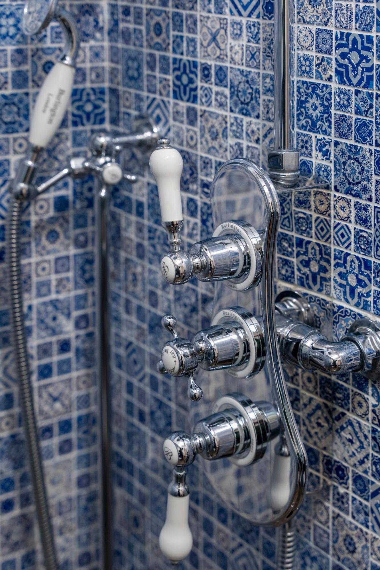 Gjestgiverier Regal House Capucci 6 *