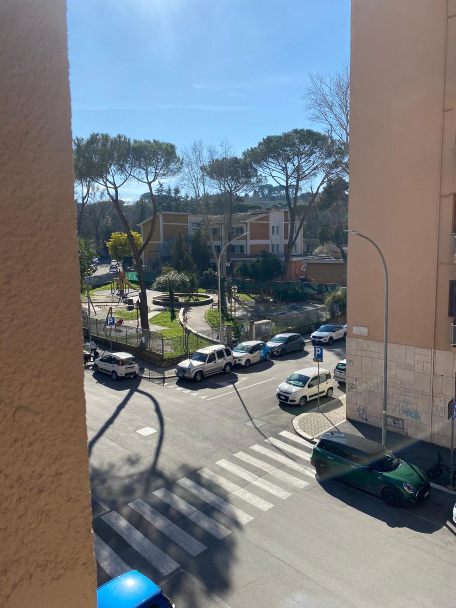 Bright Near San Pietro Apartment