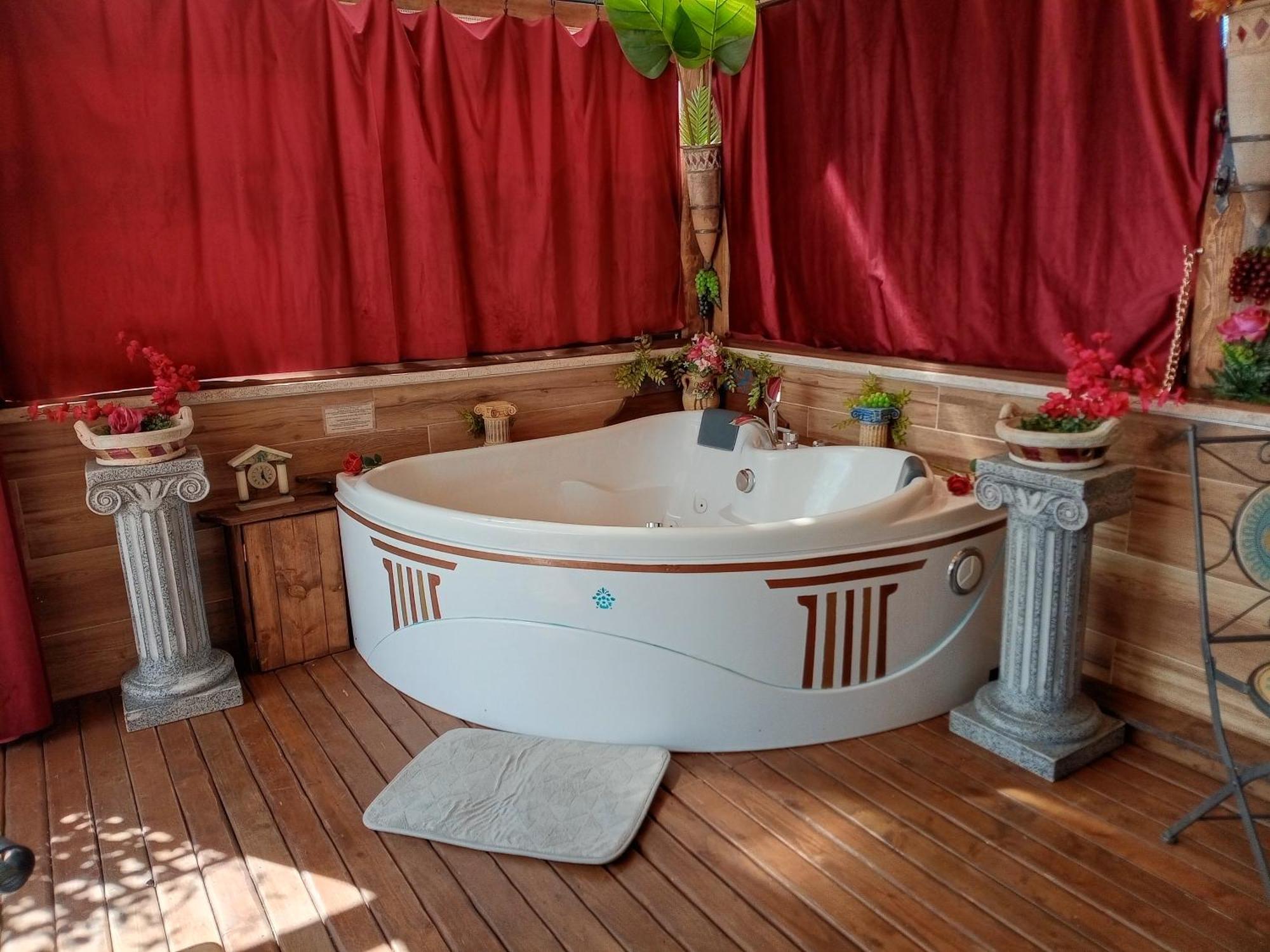 Appartamento Domus Corneliae - Romantico Attico & Jacuzzi - Metro A Cornelia
