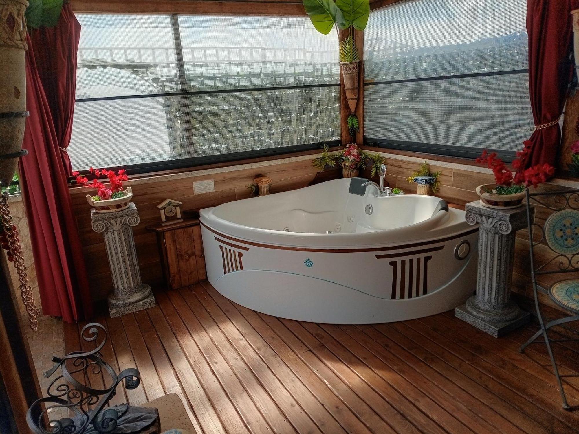 Domus Corneliae - Romantico Attico & Jacuzzi - Metro A Cornelia Roma