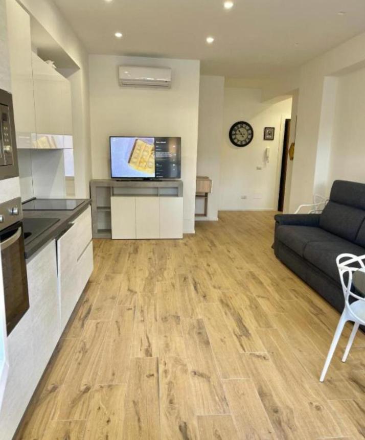 Apartment Pm 34 Viale Imperatore Guest House - 50 Mt From Metro San Paolo *