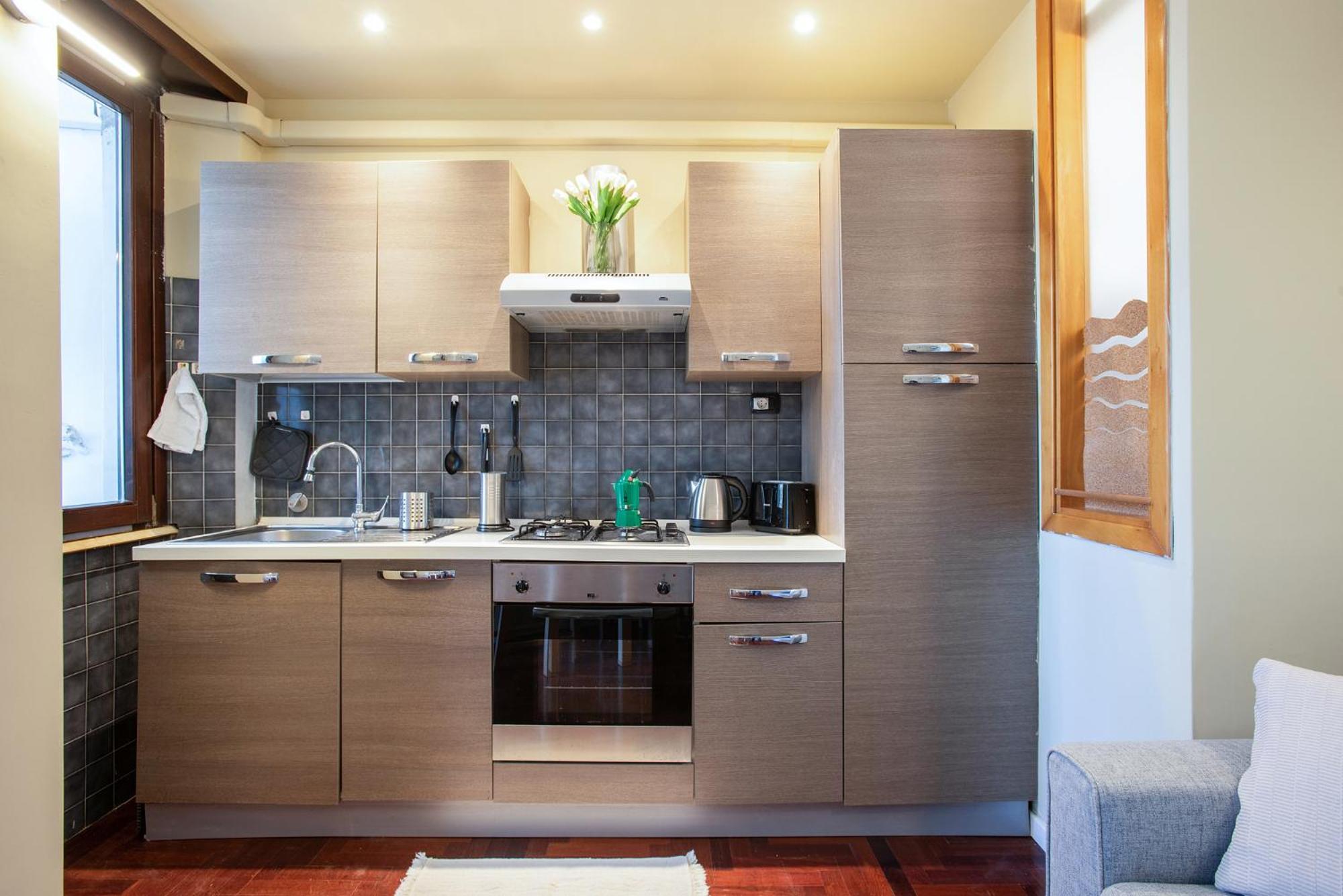 Elegant 1bdr Front The Subway Furio Camillo Appartamento