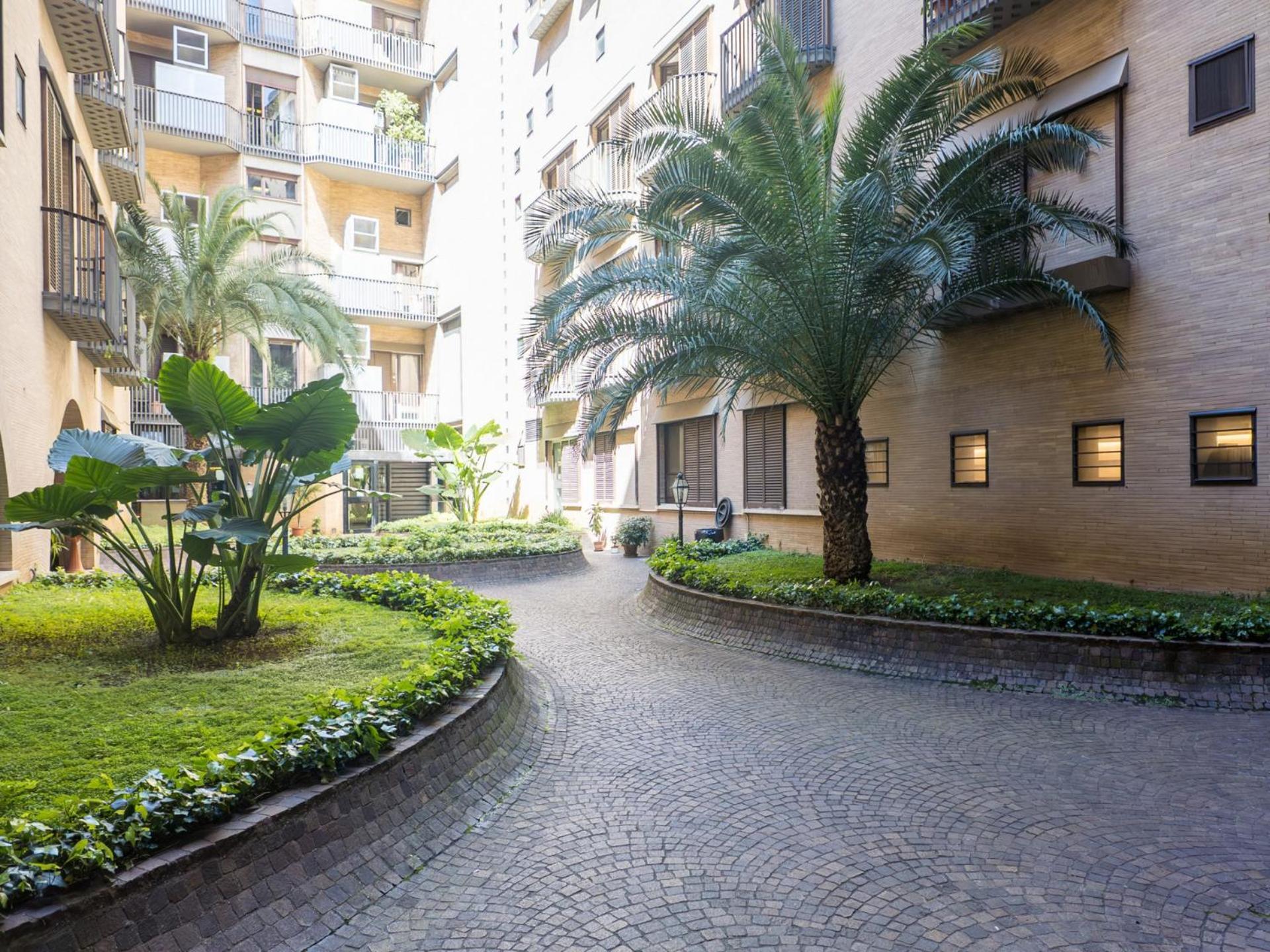 The Rent - Prestigious Multi-bedroom Overlooking St. Peter's Roma