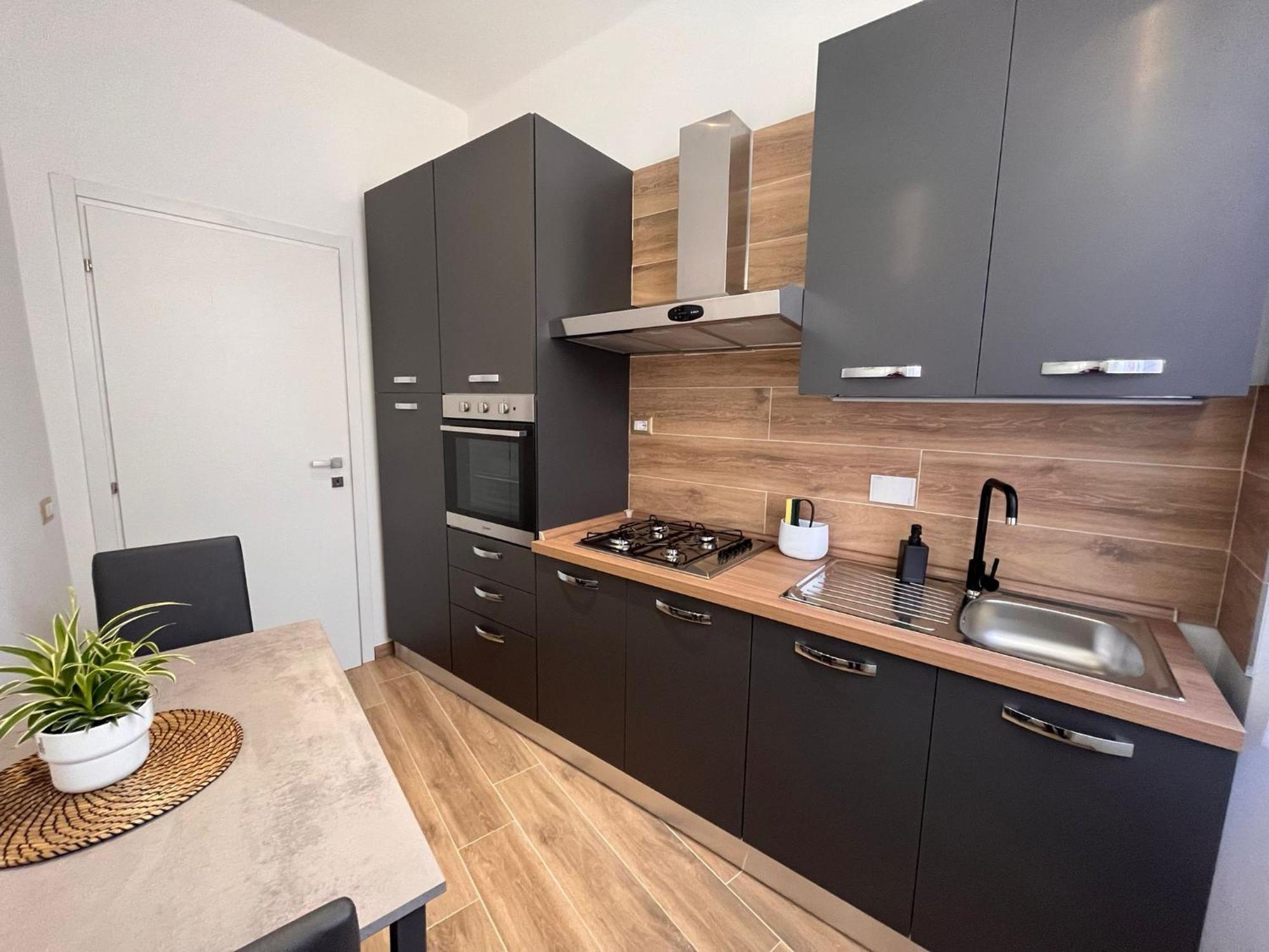 Pyramidhouse - 100mq With View - 2km From The Colosseum * Roma