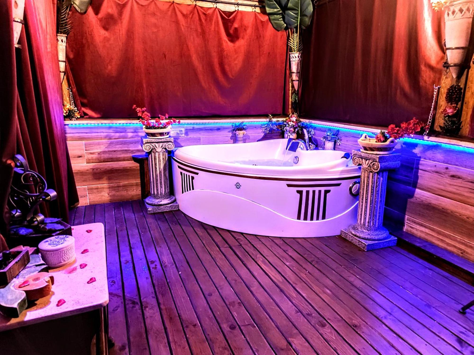 Appartamento Domus Corneliae - Romantico Attico & Jacuzzi - Metro A Cornelia Roma