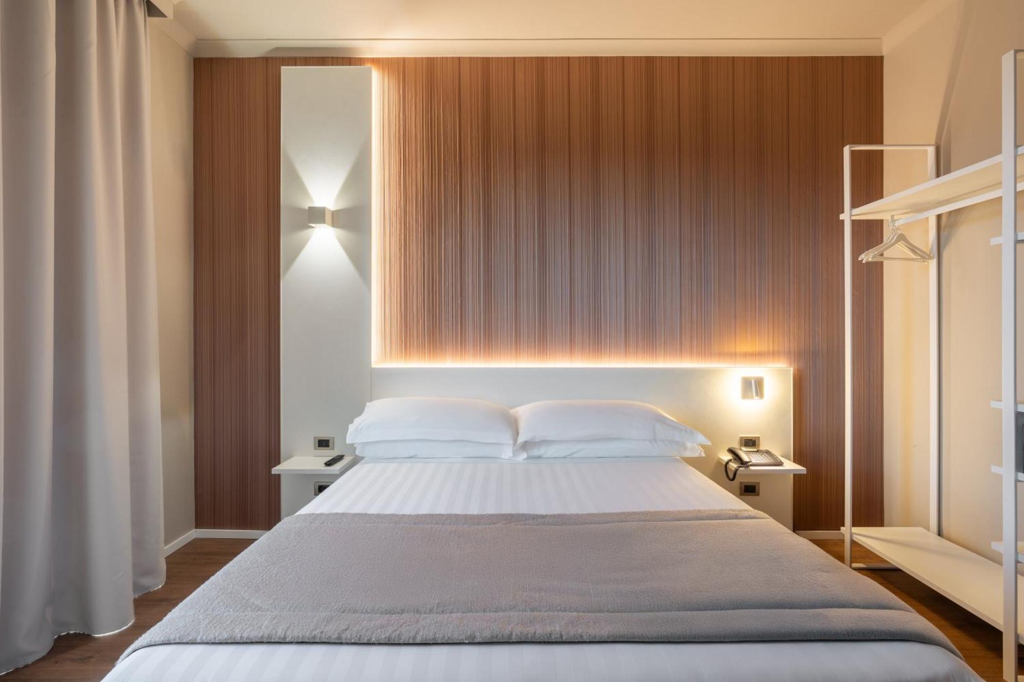 Smooth West Hotel